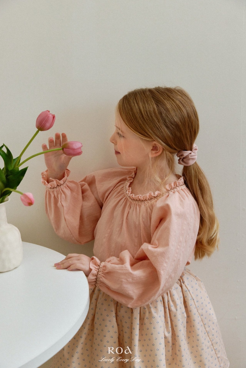 正韓春ROA 三色刺繡立領溫柔系上衣