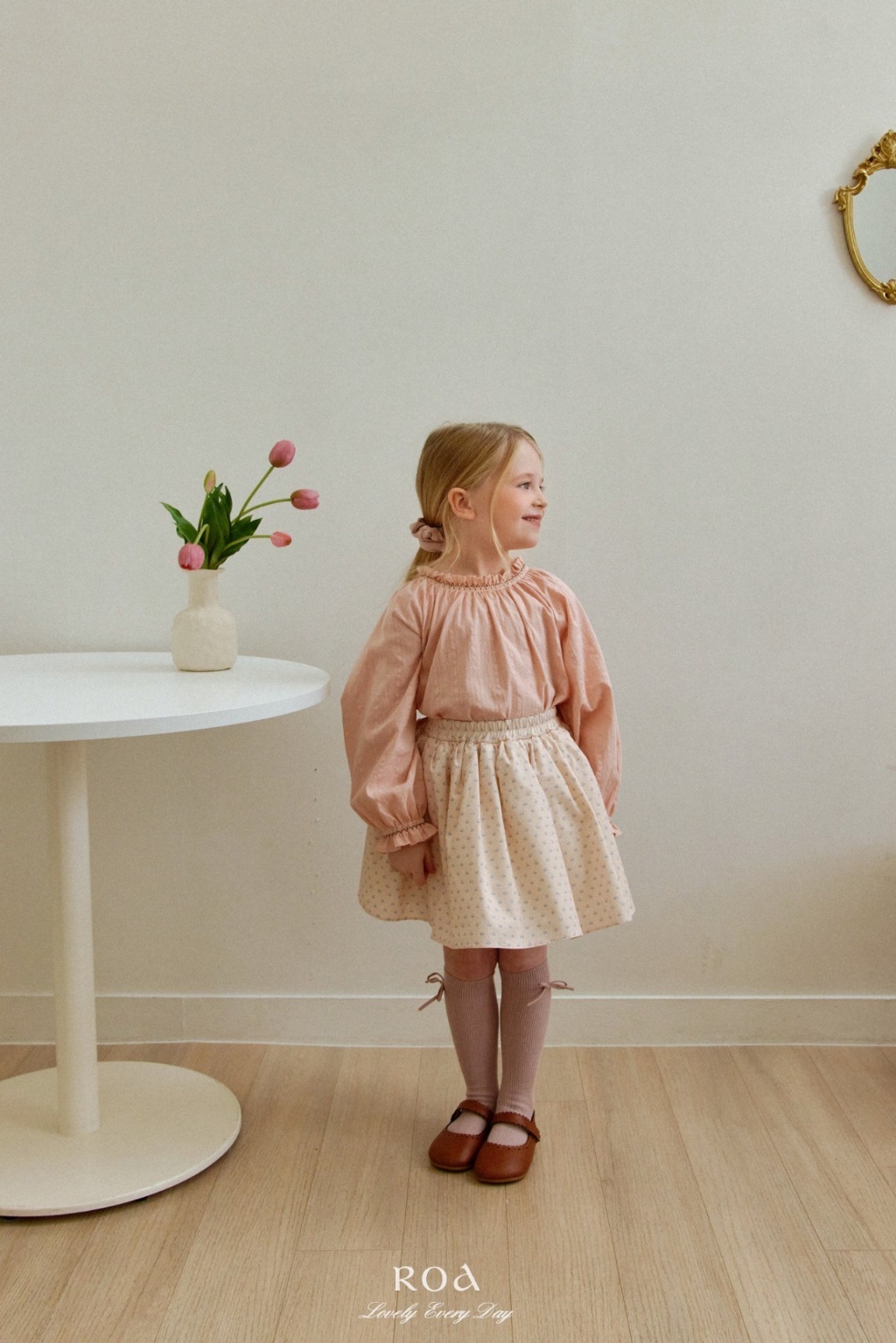 正韓春ROA 三色刺繡立領溫柔系上衣