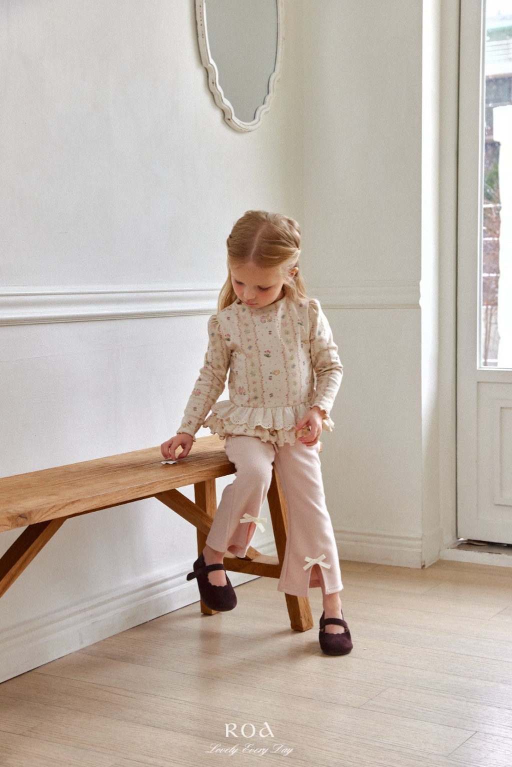 正韓春ROA 兩色小兔花園捲邊上衣