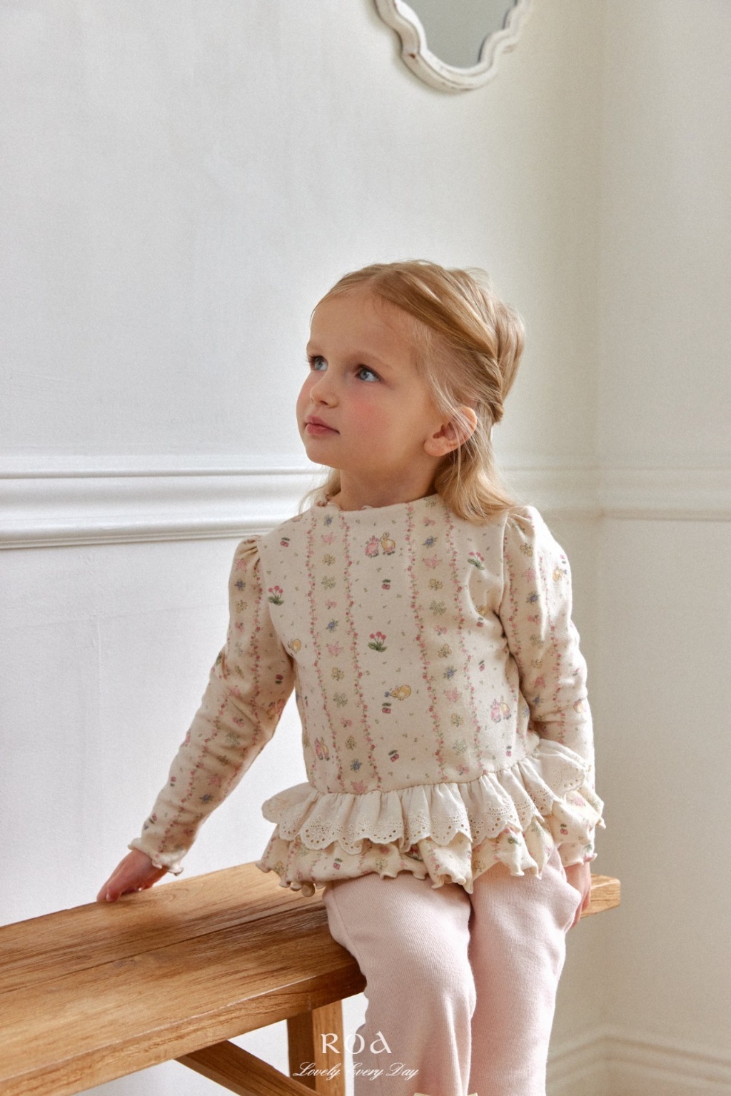 正韓春ROA 兩色小兔花園捲邊上衣