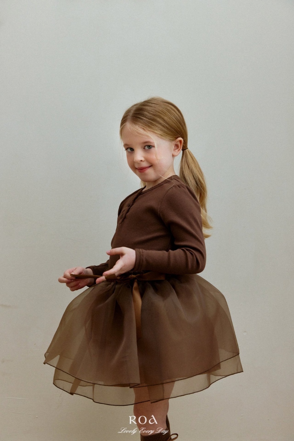 正韓春ROA 兩色簡單小釦子直條上衣