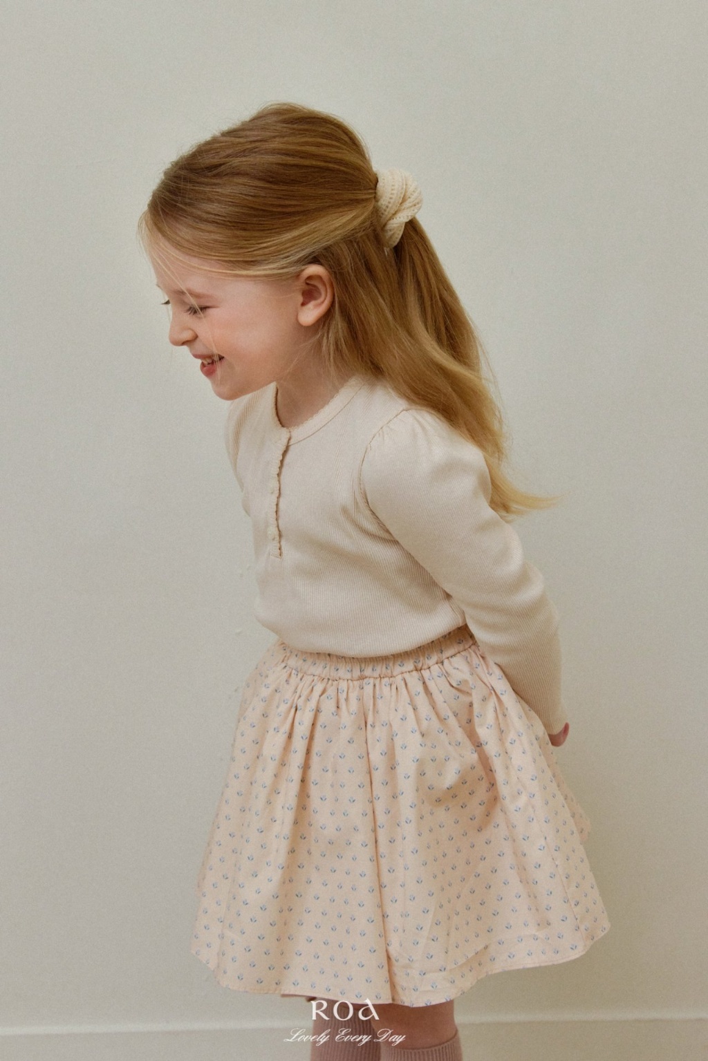 正韓春ROA 兩色簡單小釦子直條上衣