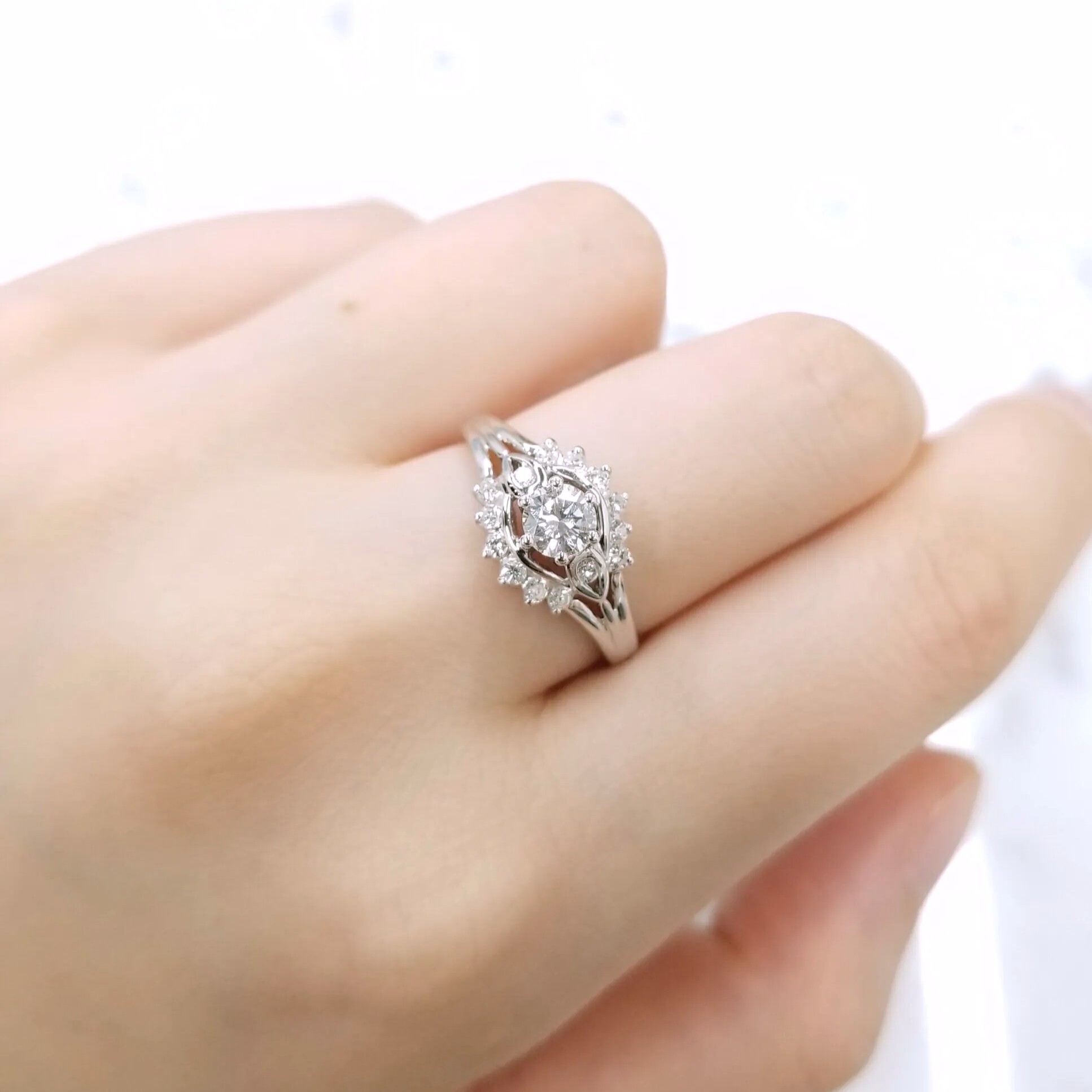 全新18K白金【單粒31份鑽石】配小鑽共51份鑽石戒指