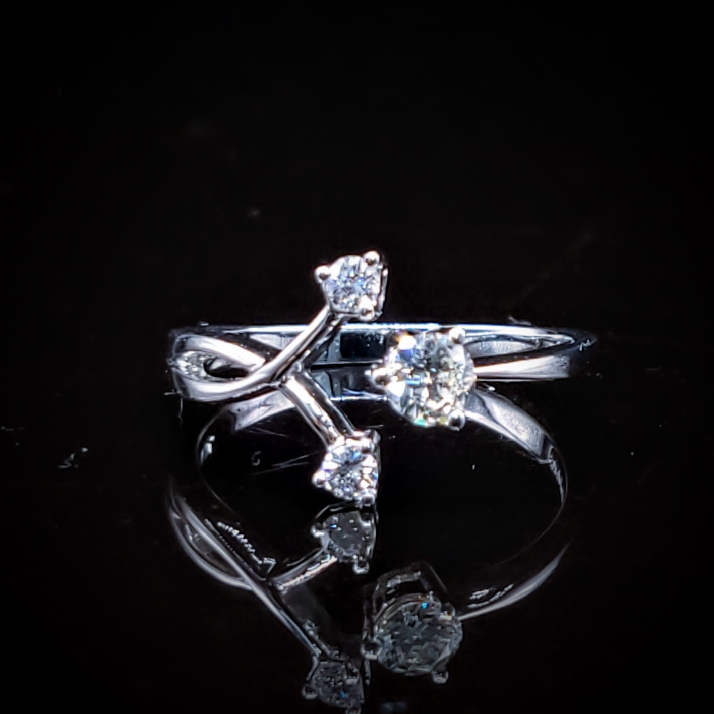 全新18K白金【主石20份鑽石】配小鑽共28份鑽石戒指