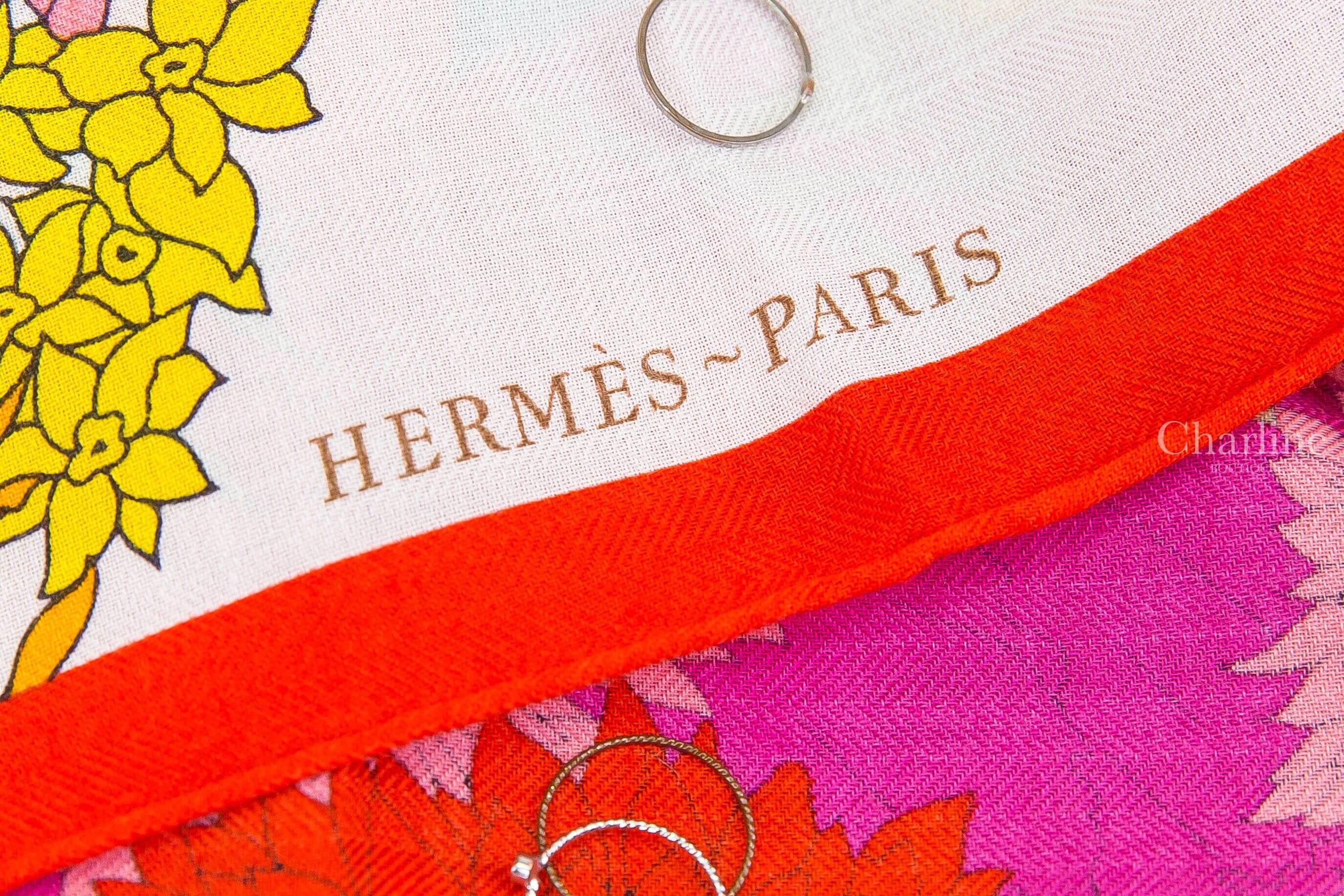 Hermès Robe Legere Triangle 石榴紅/白色/紫紅色花卉小馬咯什米爾真絲三角巾