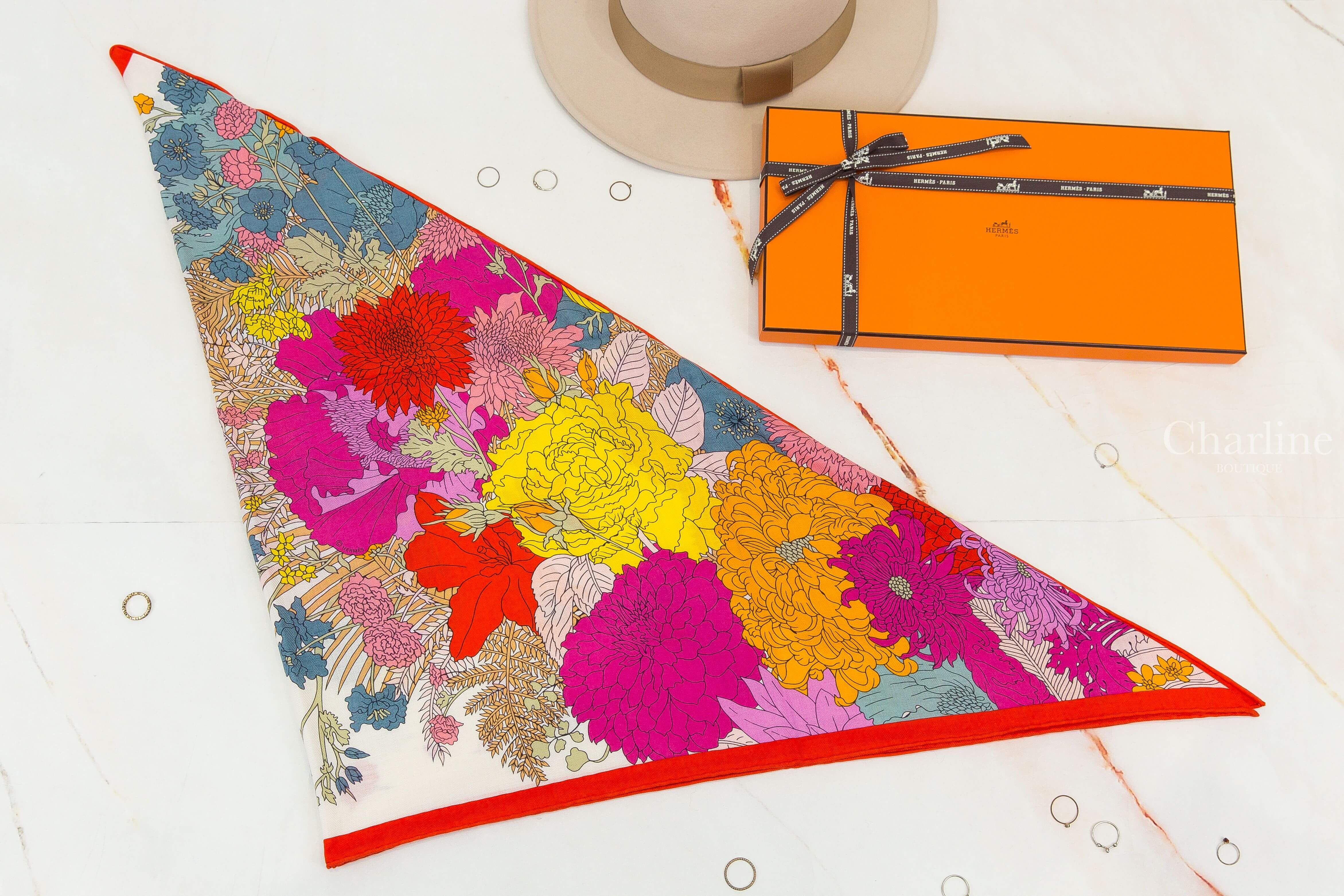 Hermès Robe Legere Triangle 石榴紅/白色/紫紅色花卉小馬咯什米爾真絲三角巾-Charline Boutique 精品代購