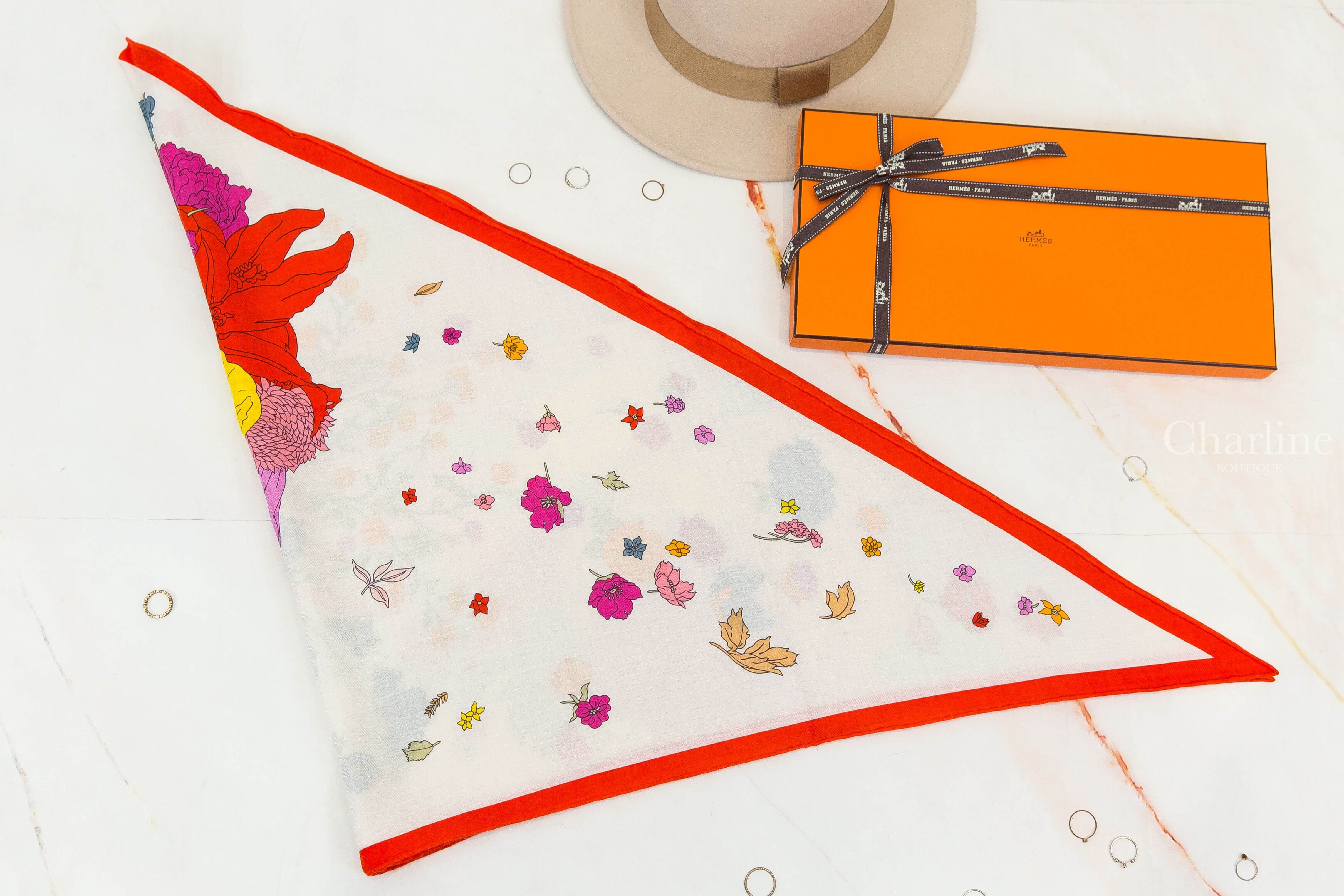 Hermès Robe Legere Triangle 石榴紅/白色/紫紅色花卉小馬咯什米爾真絲三角巾-Charline Boutique 精品代購