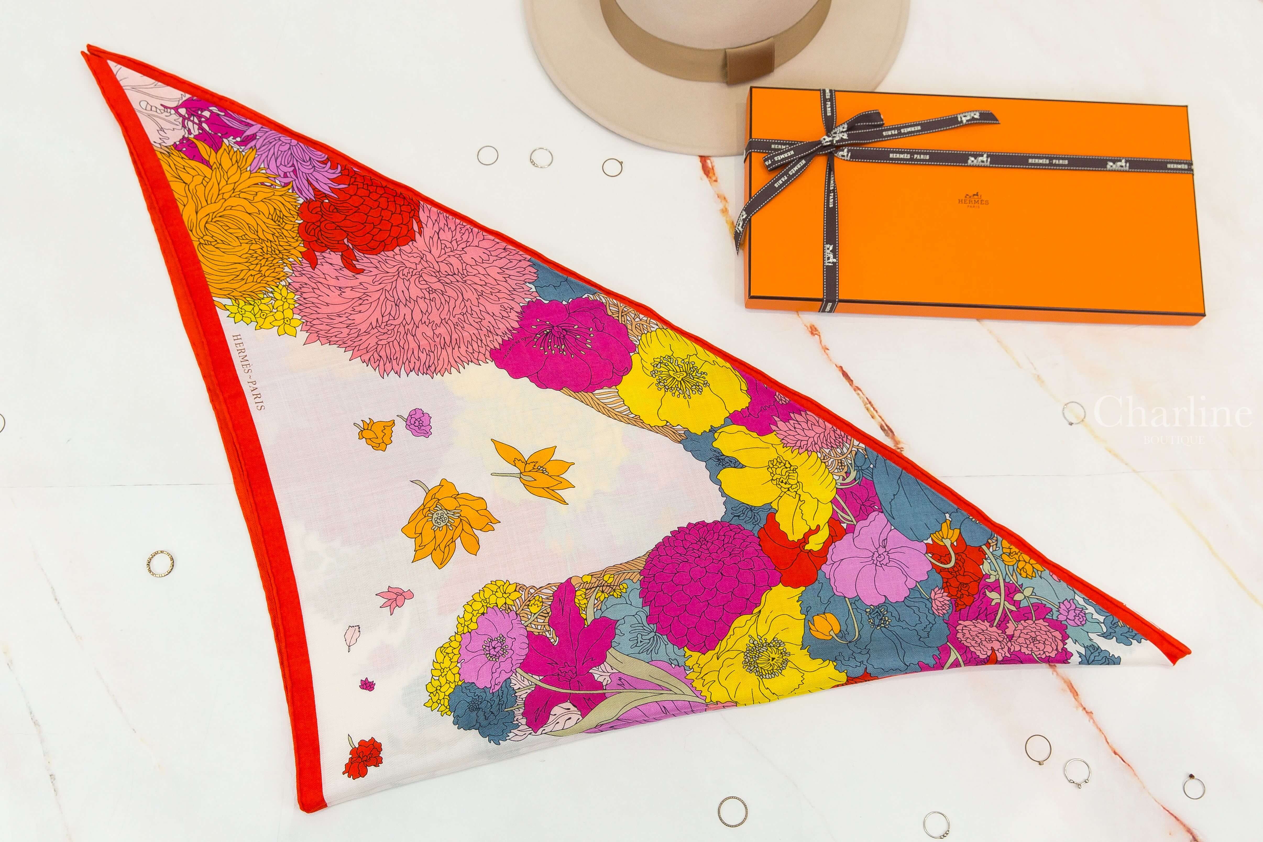 Hermès Robe Legere Triangle 石榴紅/白色/紫紅色花卉小馬咯什米爾真絲三角巾-Charline Boutique 精品代購