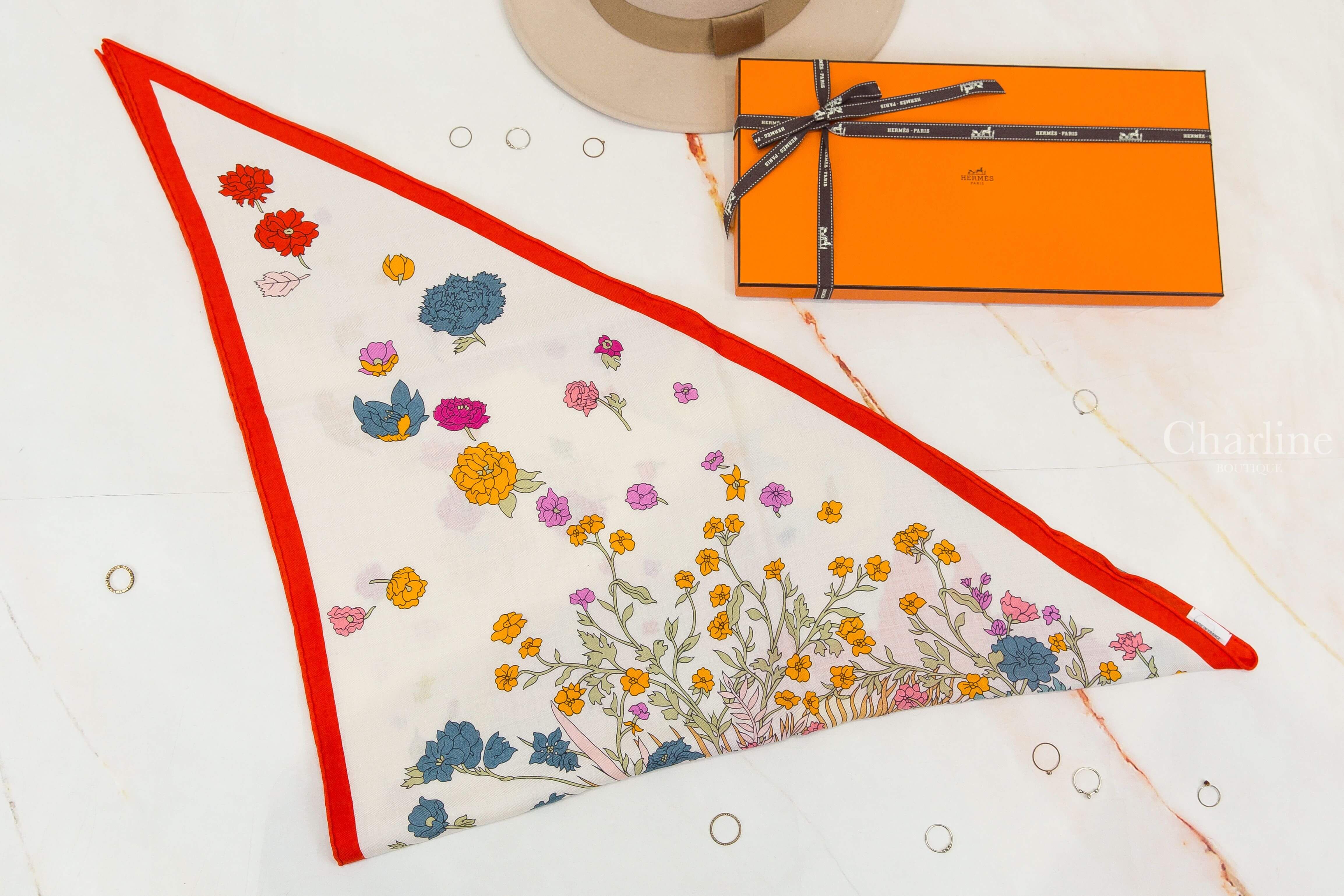 Hermès Robe Legere Triangle 石榴紅/白色/紫紅色花卉小馬咯什米爾真絲三角巾-Charline Boutique 精品代購