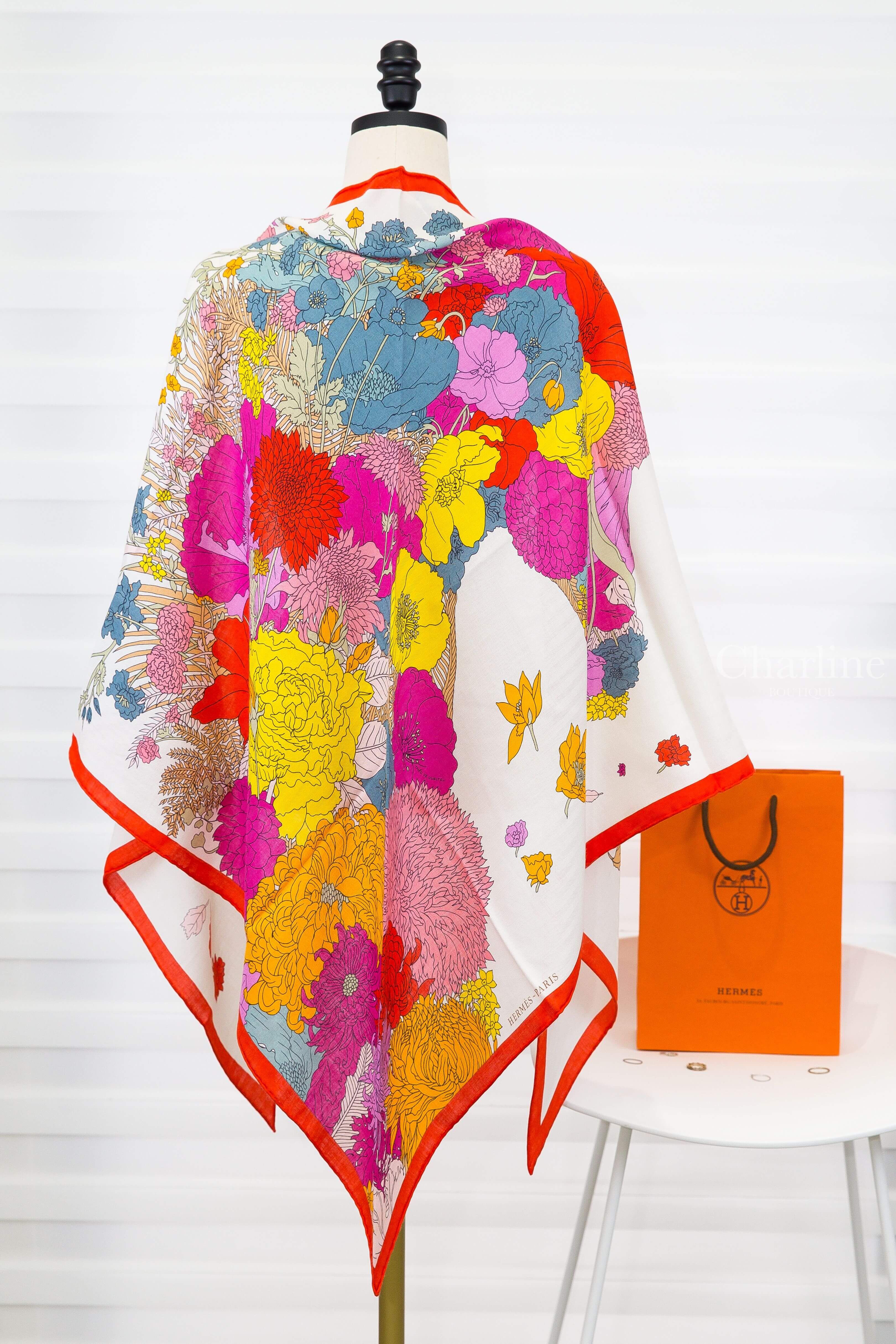 Hermès Robe Legere Triangle 石榴紅/白色/紫紅色花卉小馬咯什米爾真絲三角巾-Charline Boutique 精品代購