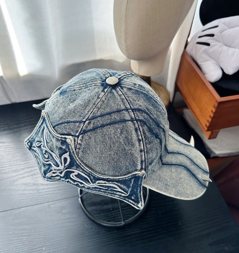 鉚釘蝙蝠牛仔帽