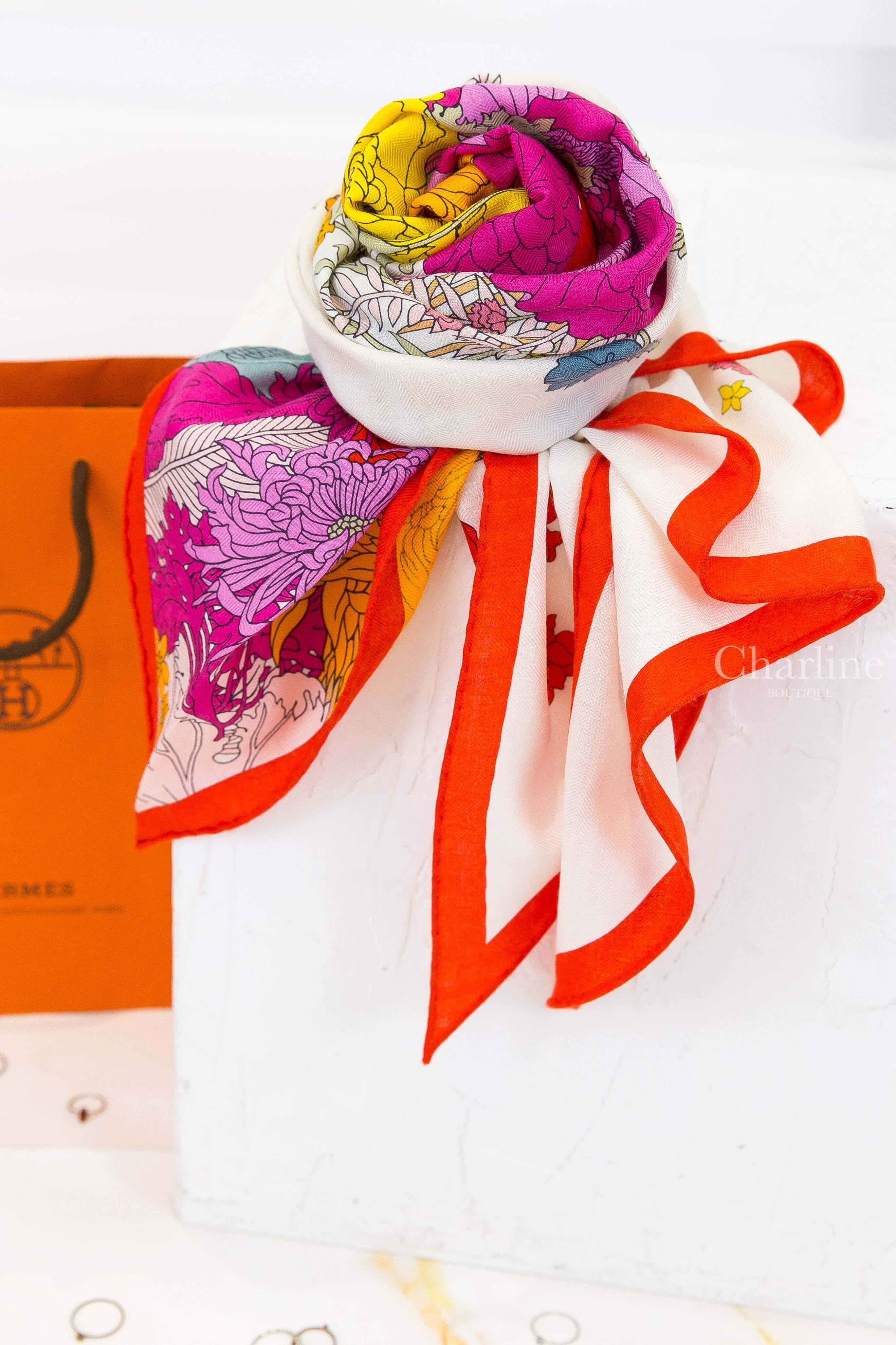 Hermès Robe Legere Triangle 石榴紅/白色/紫紅色花卉小馬咯什米爾真絲三角巾