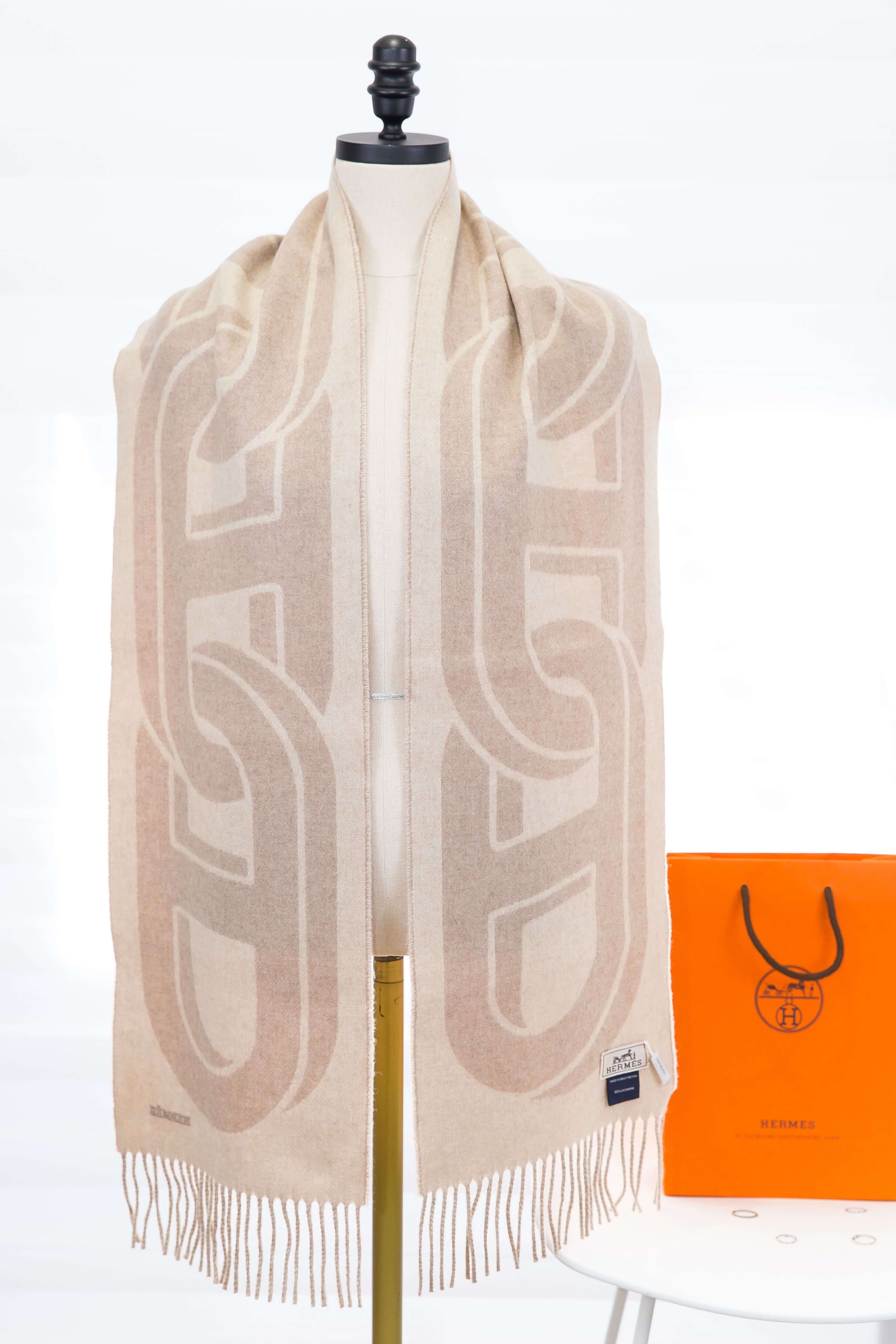 Hermès Maillons TGM Scarf 自然色/米色θ圖騰刺繡字母喀什米爾流蘇圍巾-Charline Boutique 精品代購