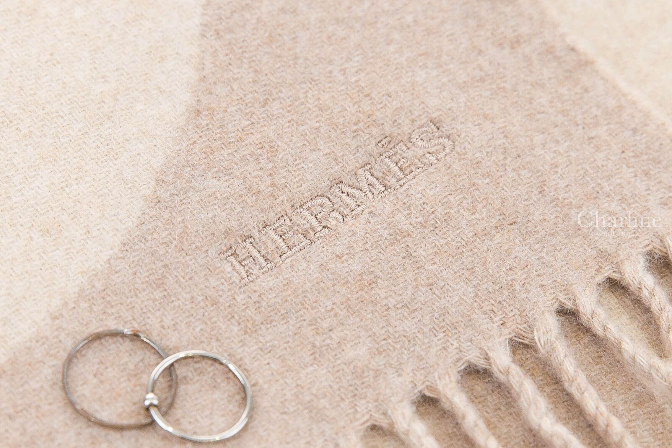 Hermès Maillons TGM Scarf 自然色/米色θ圖騰刺繡字母喀什米爾流蘇圍巾
