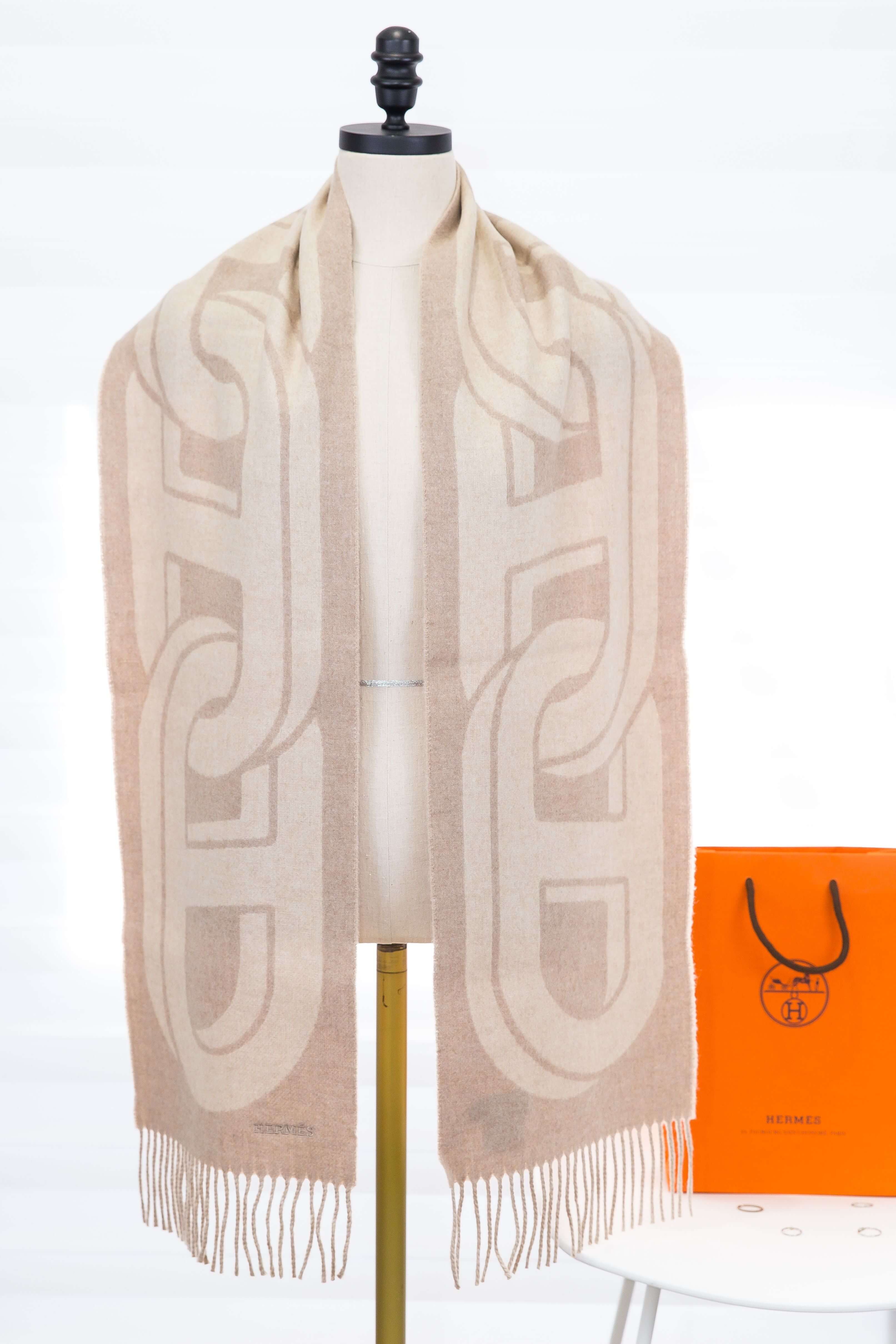 Hermès Maillons TGM Scarf 自然色/米色θ圖騰刺繡字母喀什米爾流蘇圍巾-Charline Boutique 精品代購
