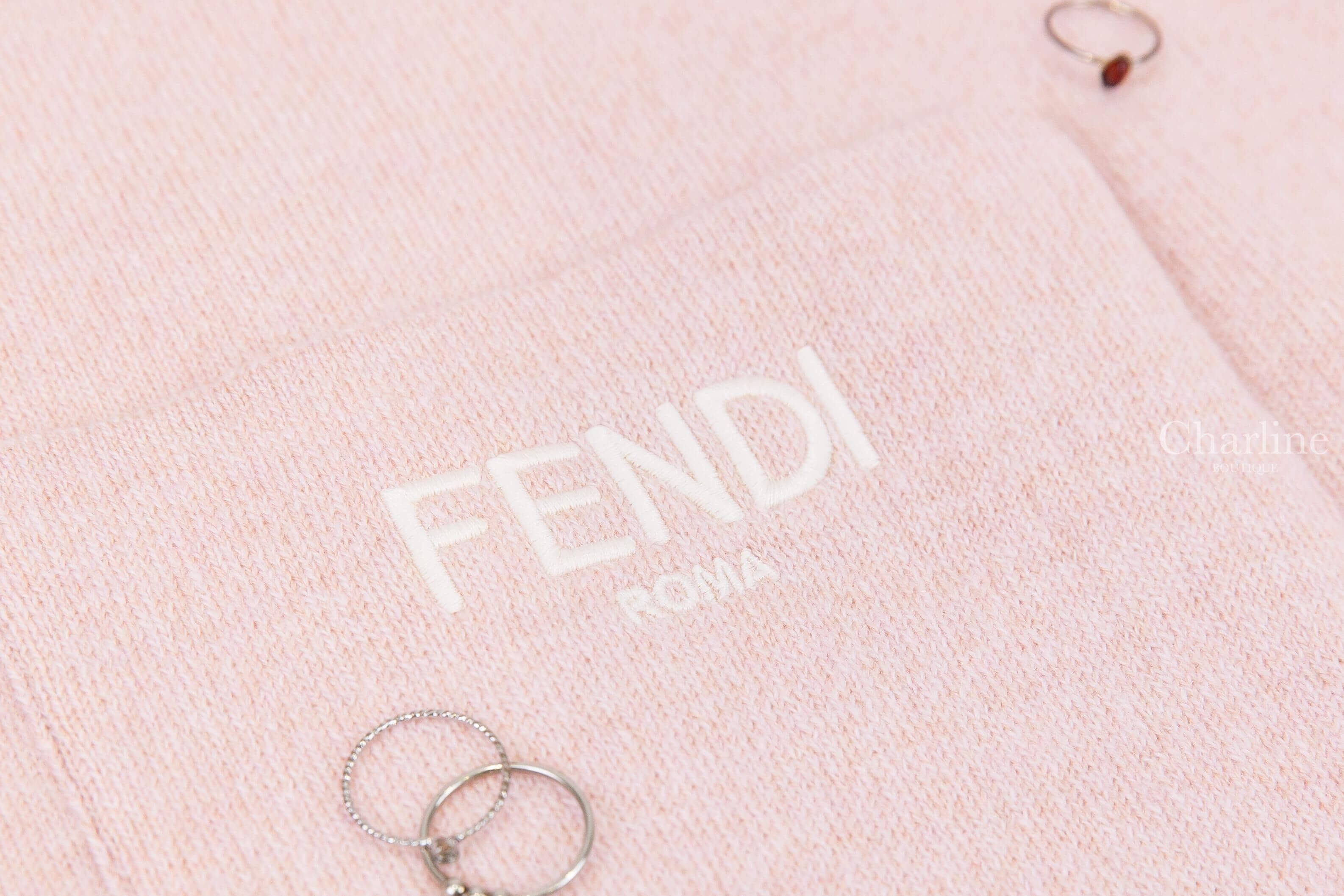 Fendi Jersey Junior Cape 粉色刺繡白字口袋拼粉底白FF內裡喀什米爾羊毛童裝連帽斗篷披肩