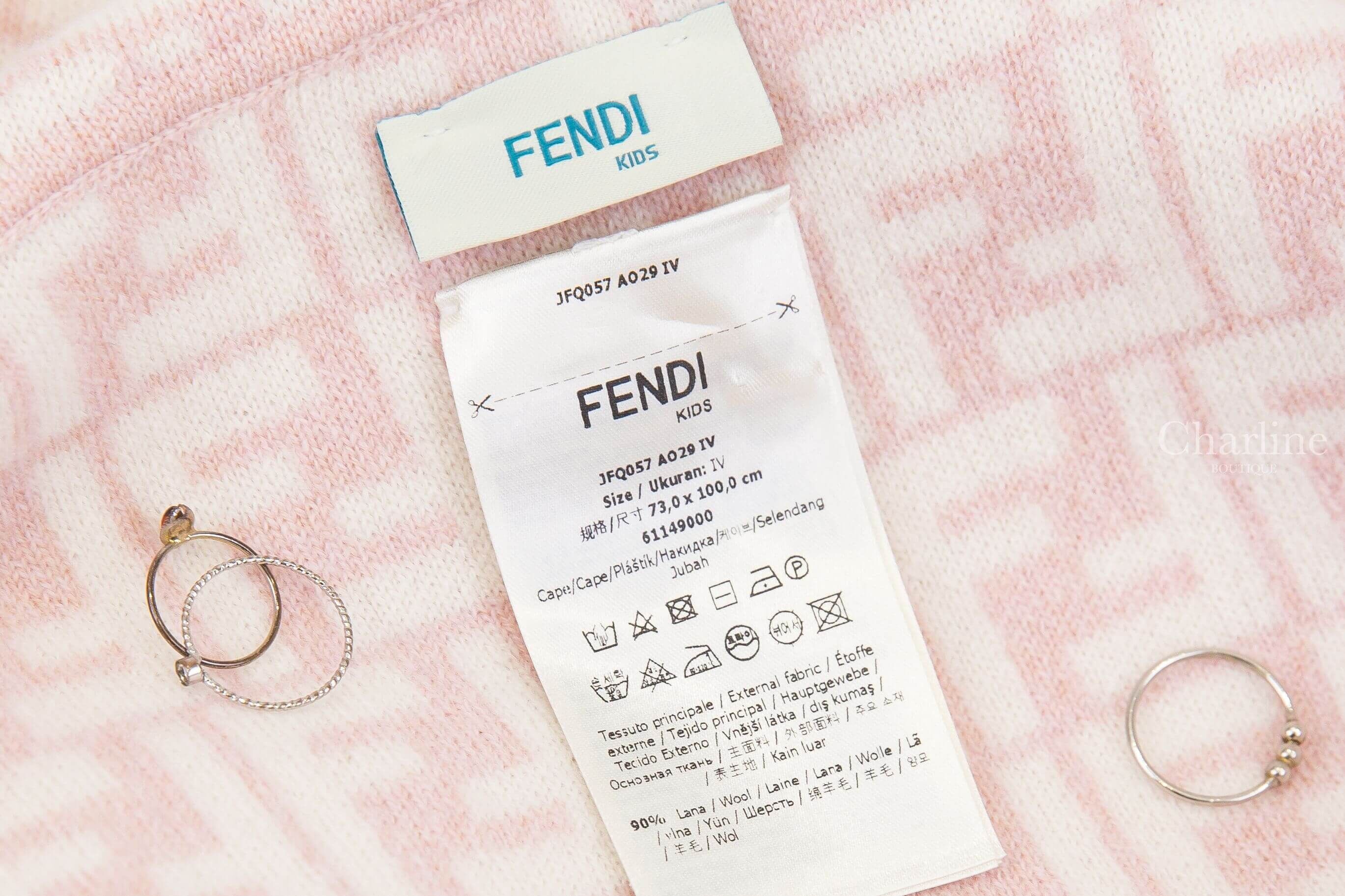 Fendi Jersey Junior Cape 粉色刺繡白字口袋拼粉底白FF內裡喀什米爾羊毛童裝連帽斗篷披肩-Charline Boutique 精品代購