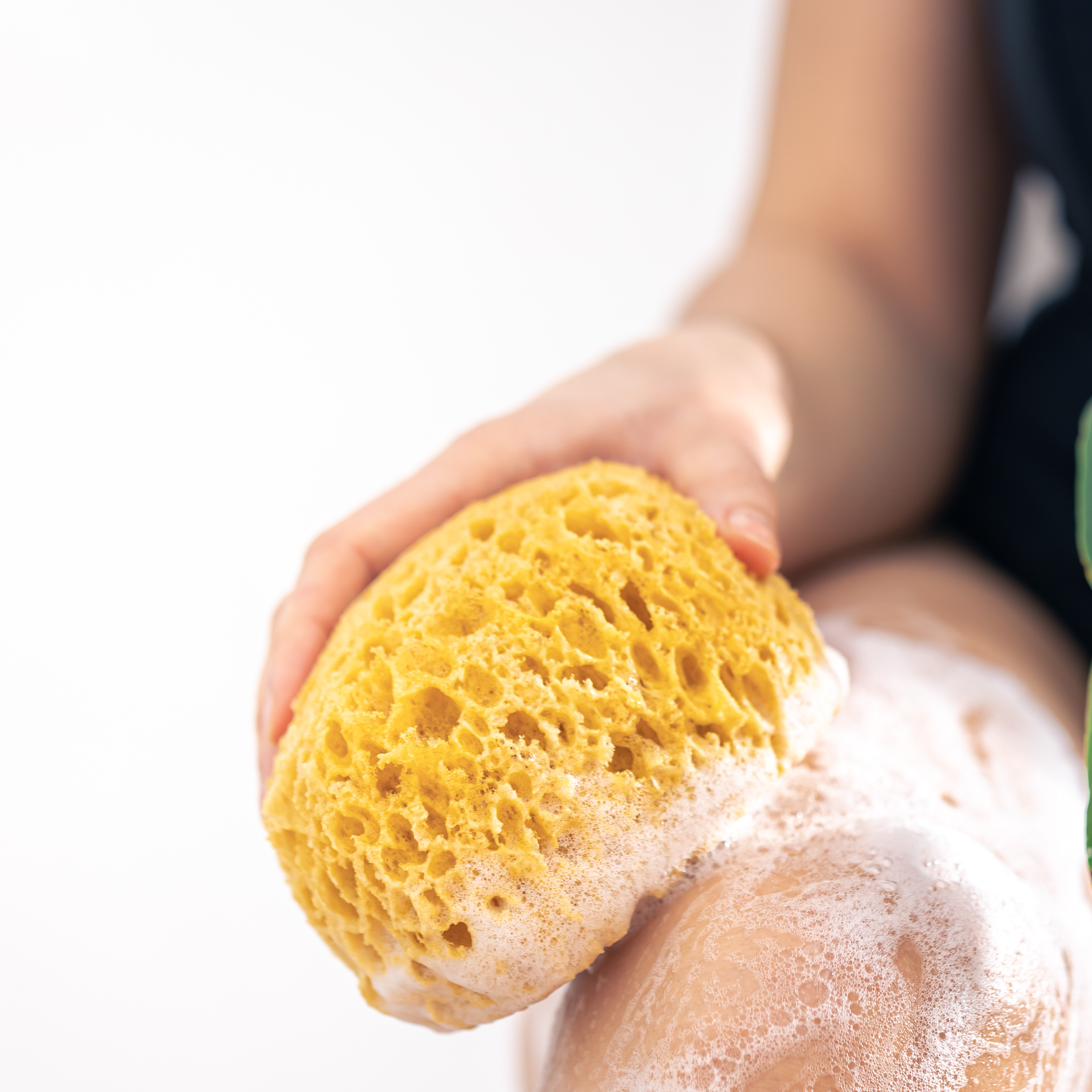 用沐浴海綿幫身體去角質