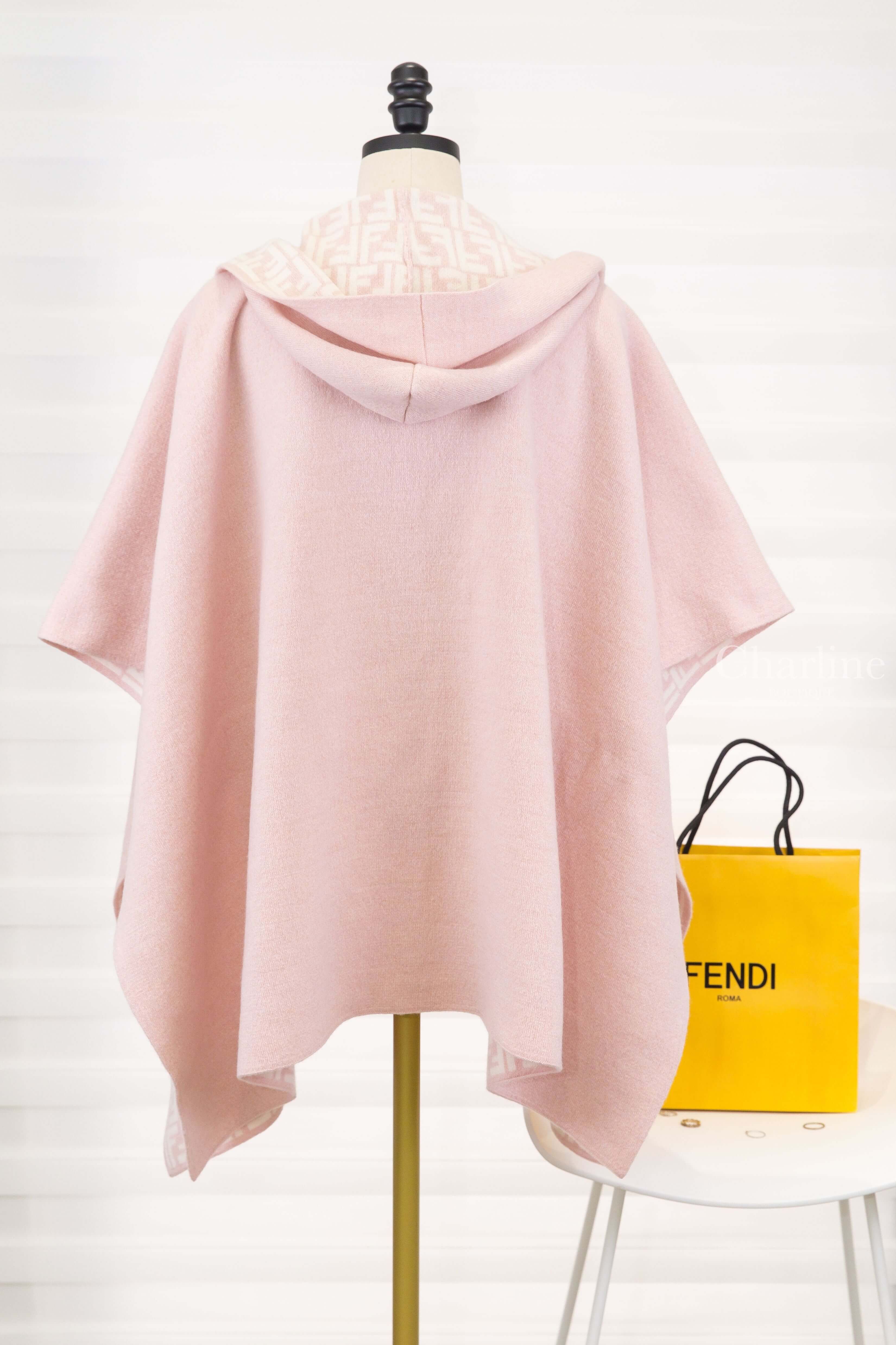 Fendi Jersey Junior Cape 粉色刺繡白字口袋拼粉底白FF內裡喀什米爾羊毛童裝連帽斗篷披肩-Charline Boutique 精品代購