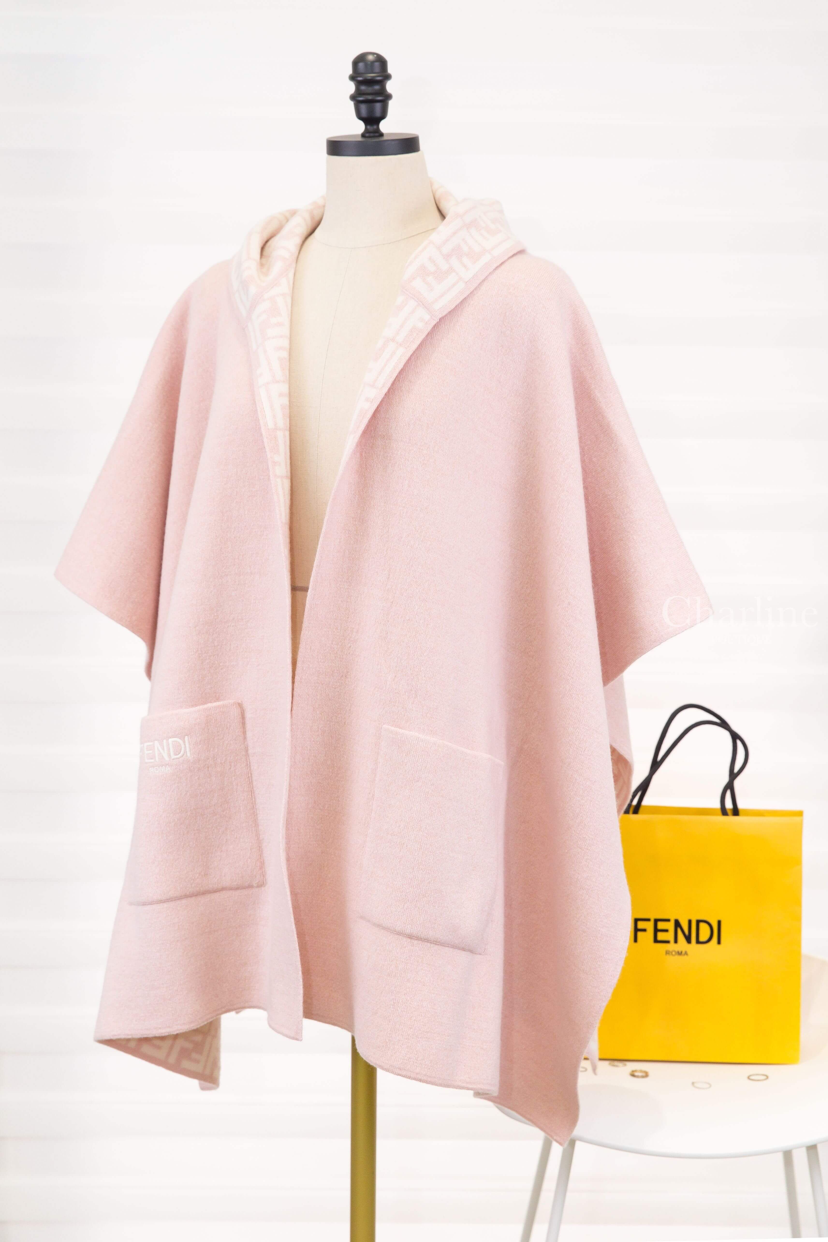 Fendi Jersey Junior Cape 粉色刺繡白字口袋拼粉底白FF內裡喀什米爾羊毛童裝連帽斗篷披肩-Charline Boutique 精品代購