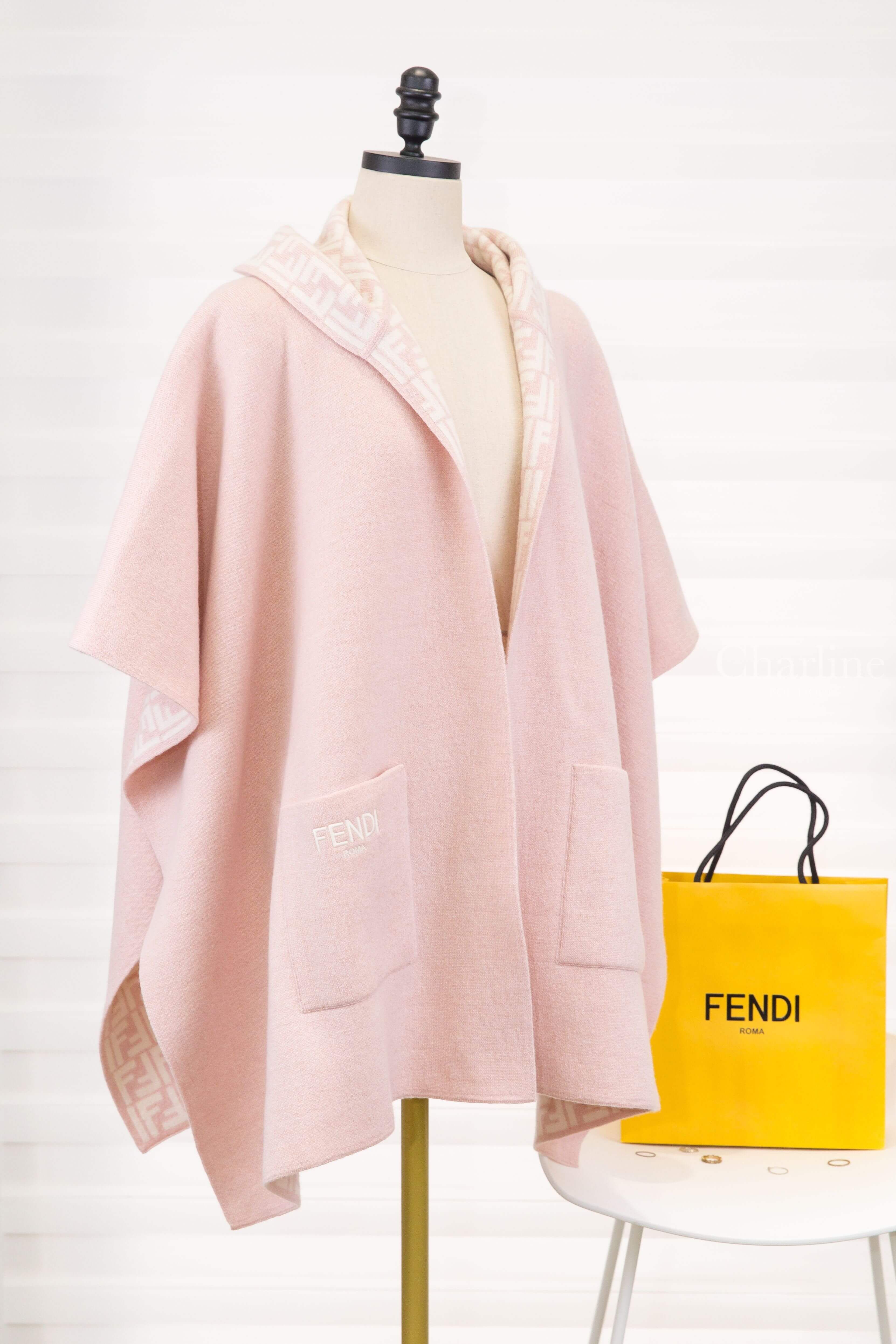Fendi Jersey Junior Cape 粉色刺繡白字口袋拼粉底白FF內裡喀什米爾羊毛童裝連帽斗篷披肩-Charline Boutique 精品代購