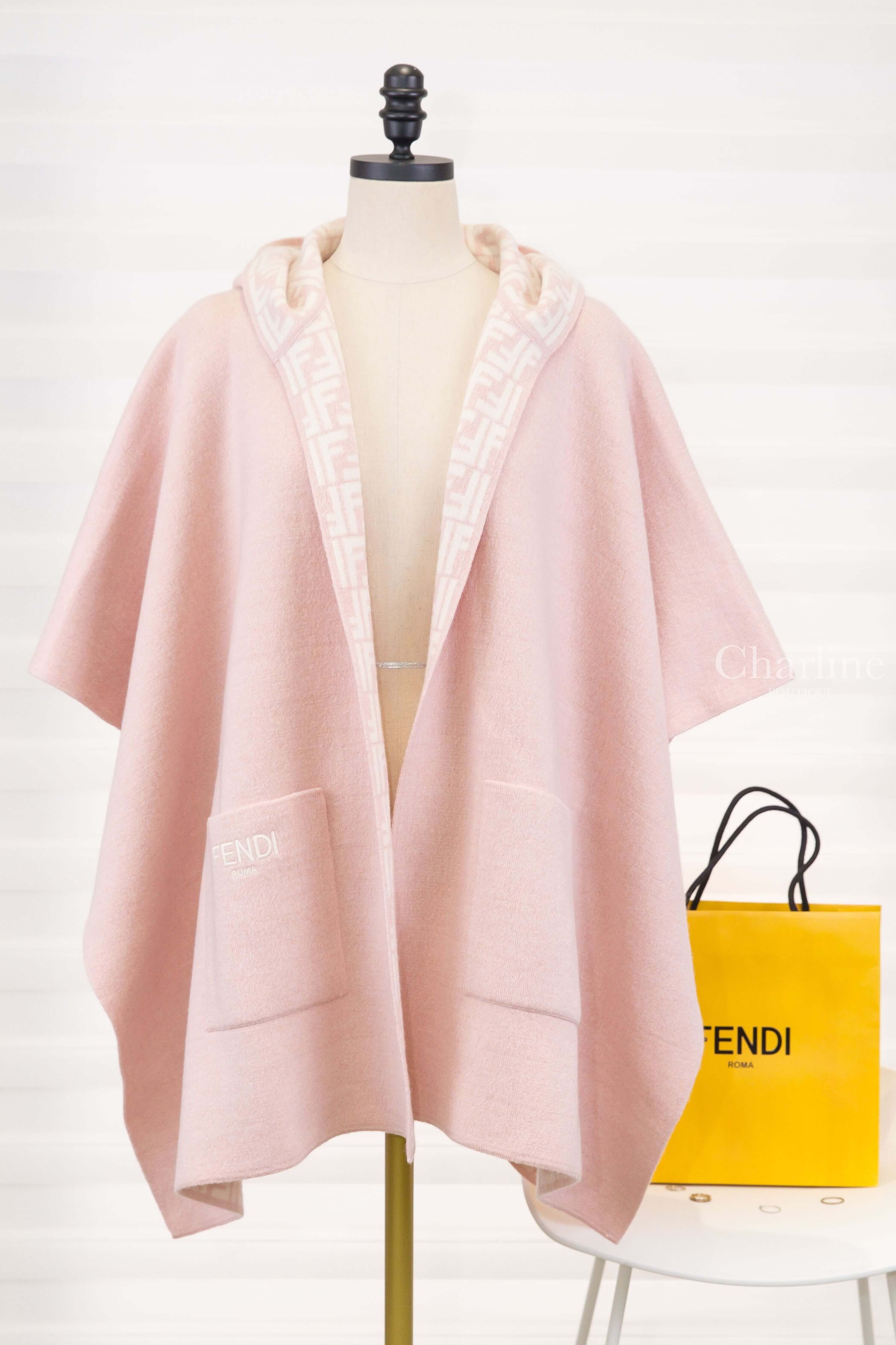 Fendi Jersey Junior Cape 粉色刺繡白字口袋拼粉底白FF內裡喀什米爾羊毛童裝連帽斗篷披肩