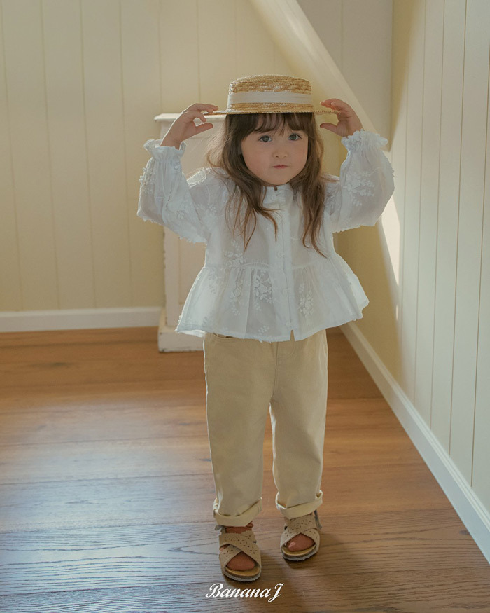 正韓春Bananaj 浪漫雕花上衣