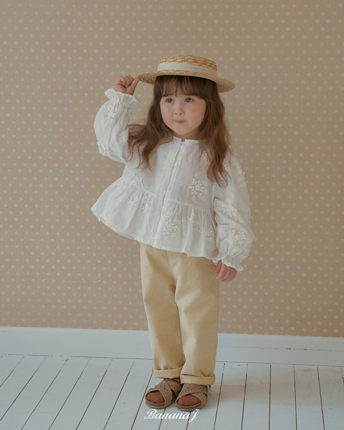 正韓春Bananaj 浪漫雕花上衣