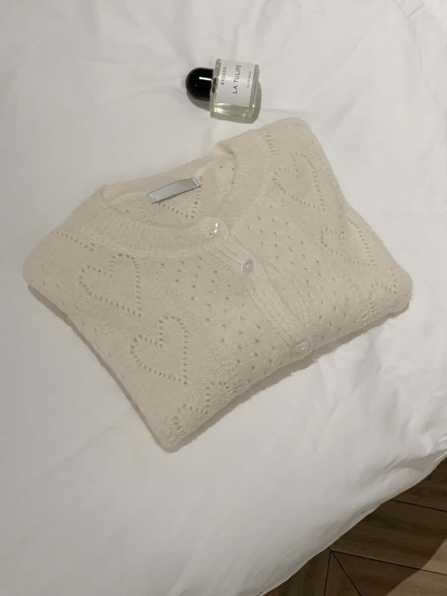 #228N696 初春甜到心，愛心鏤空針織兩穿上衣