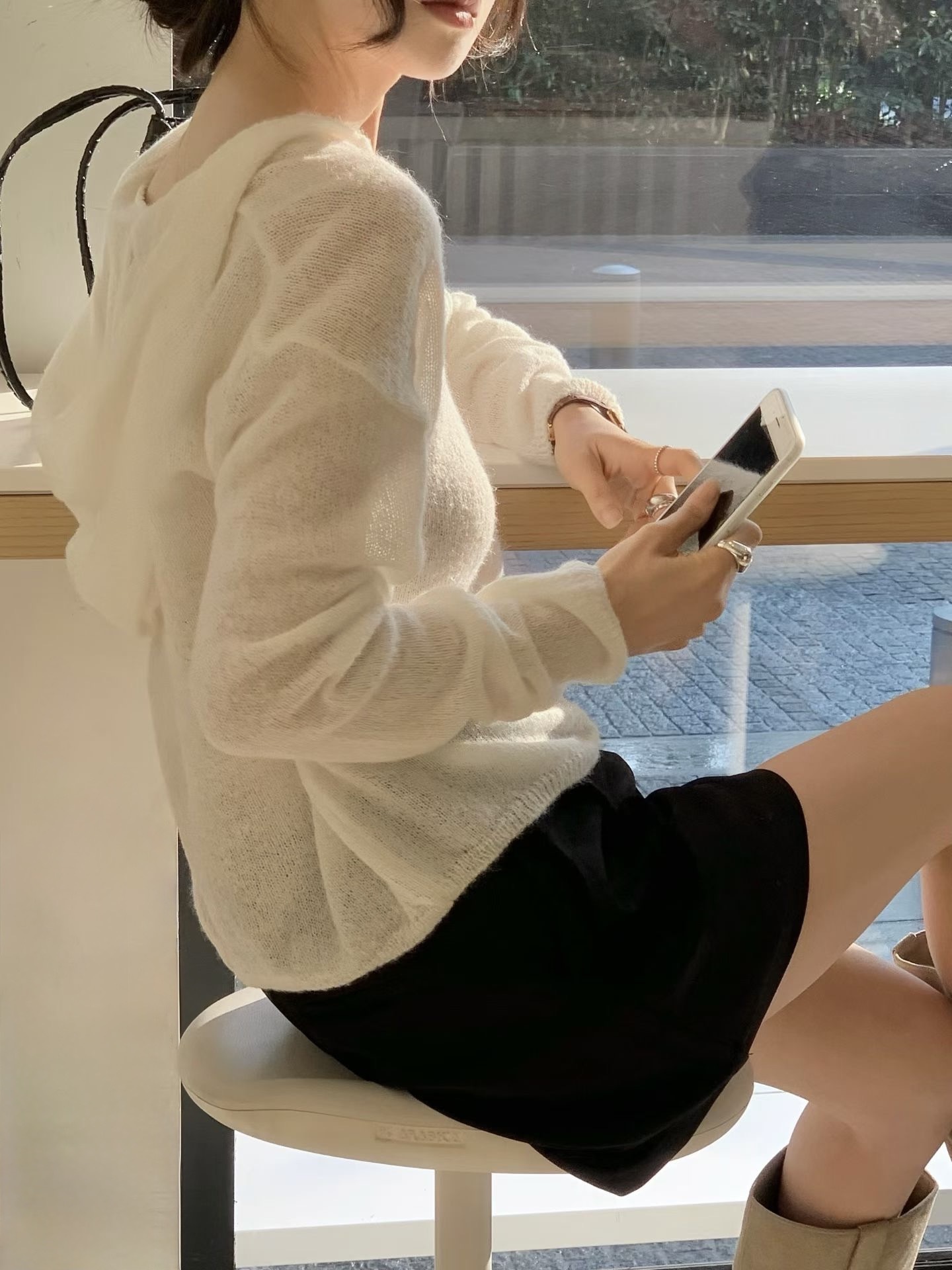 #228N697 初春柔和少女，蓬鬆V領有帽針織上衣