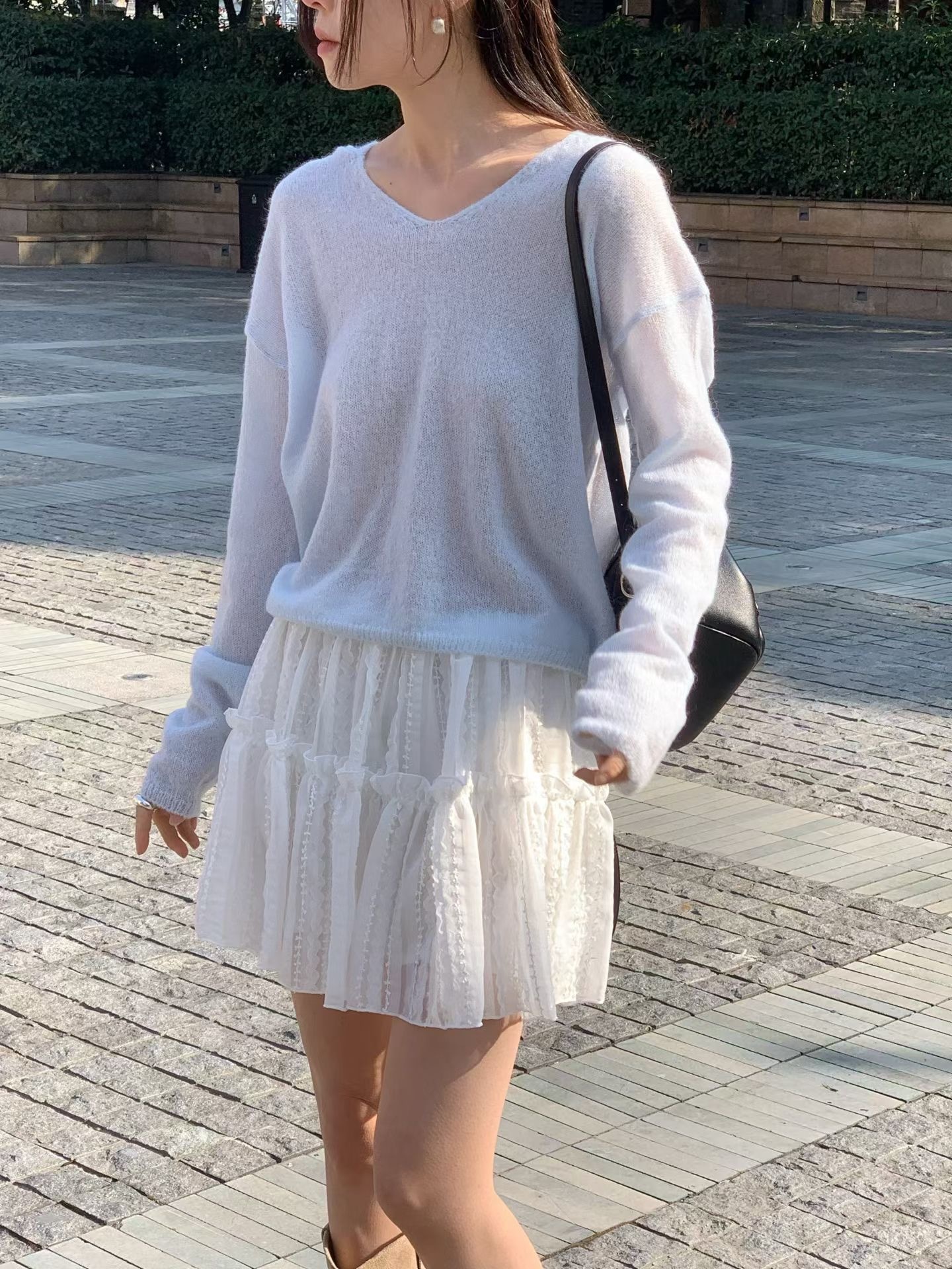 #228N697 初春柔和少女，蓬鬆V領有帽針織上衣