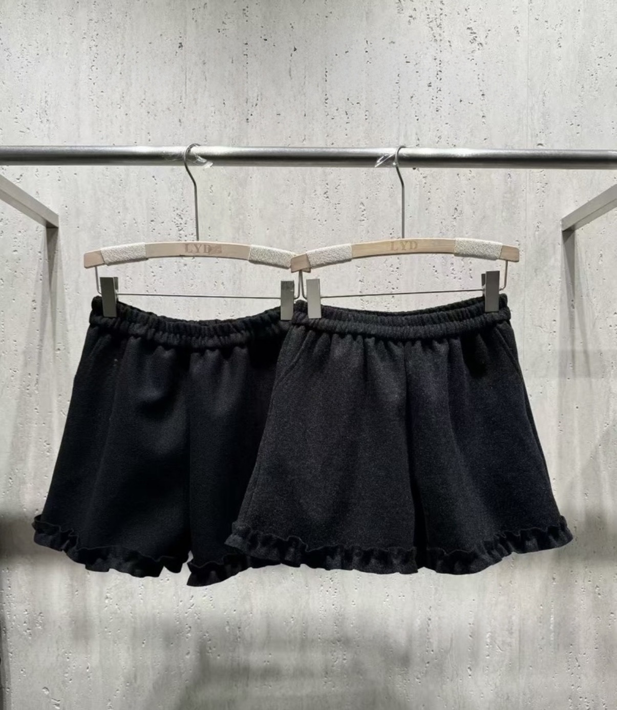 187 花瓣邊磨毛短褲