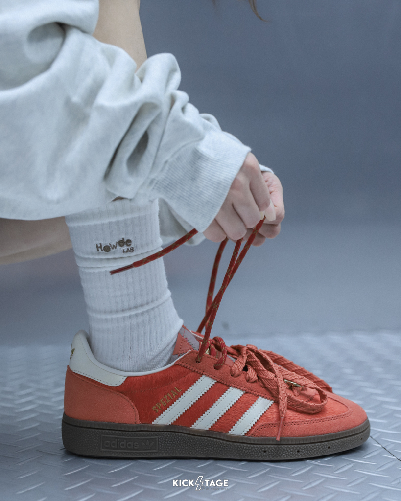 男女鞋 ADIDAS CNY X HANDBALL SPEZIAL 紅白 馬年 新年 馬毛 麂皮 膠底 雙鞋帶 德訓鞋 休閒鞋【KJ6299】