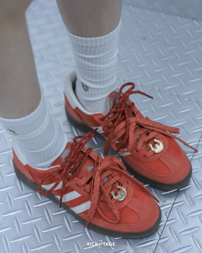 男女鞋 ADIDAS CNY X HANDBALL SPEZIAL 紅白 馬年 新年 馬毛 麂皮 膠底 雙鞋帶 德訓鞋 休閒鞋【KJ6299】