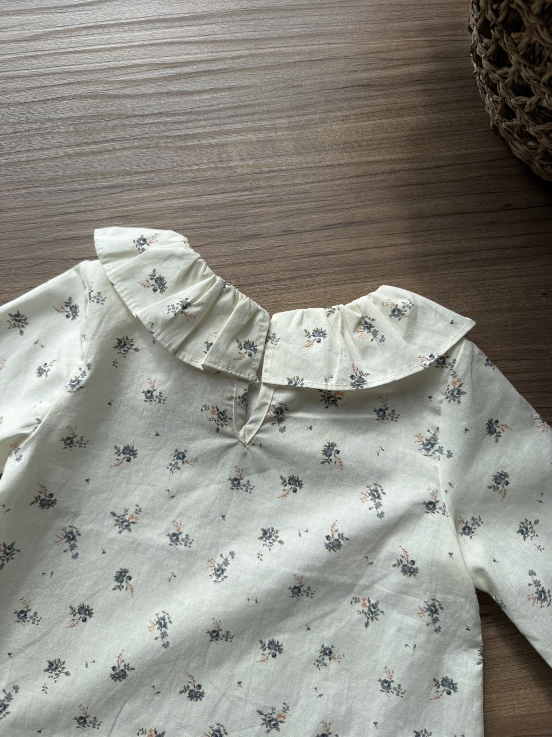 法式花樣荷葉上衣