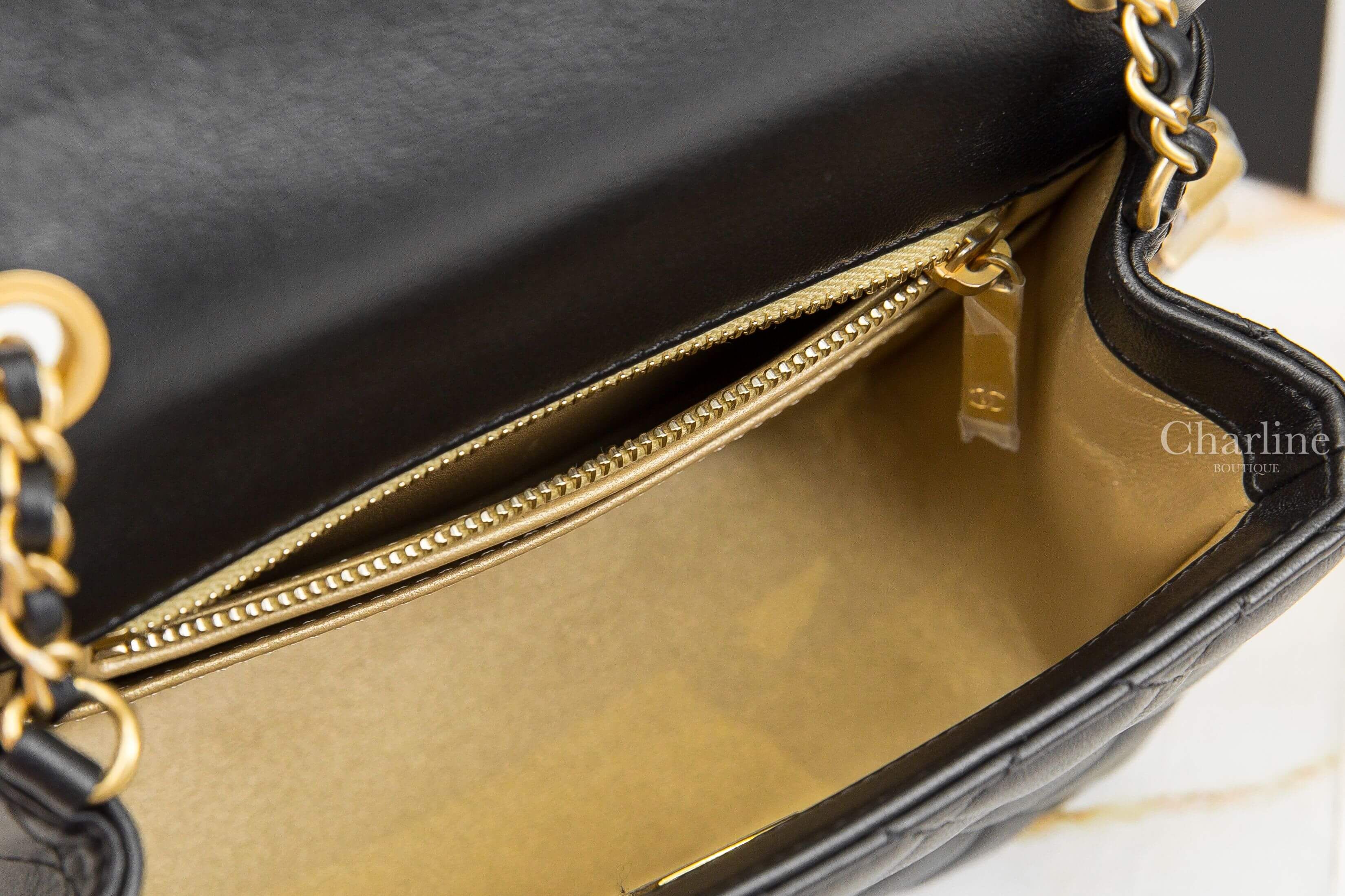 Chanel Mini Flap Bag 黑色立體金CC金鍊金色內裡17cm小羊皮菱格紋肩背包-Charline Boutique 精品代購