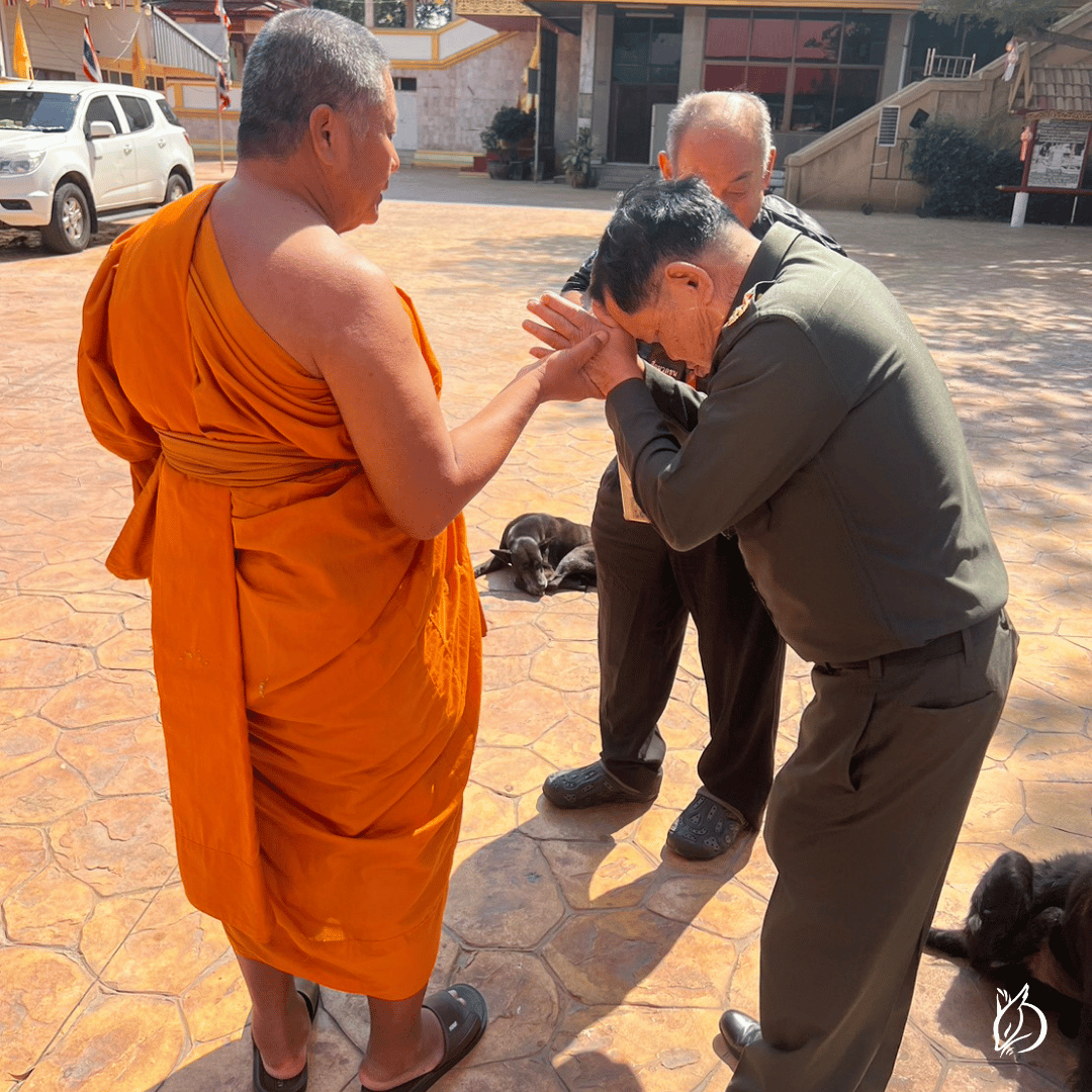 軍人拜訪師父的照片