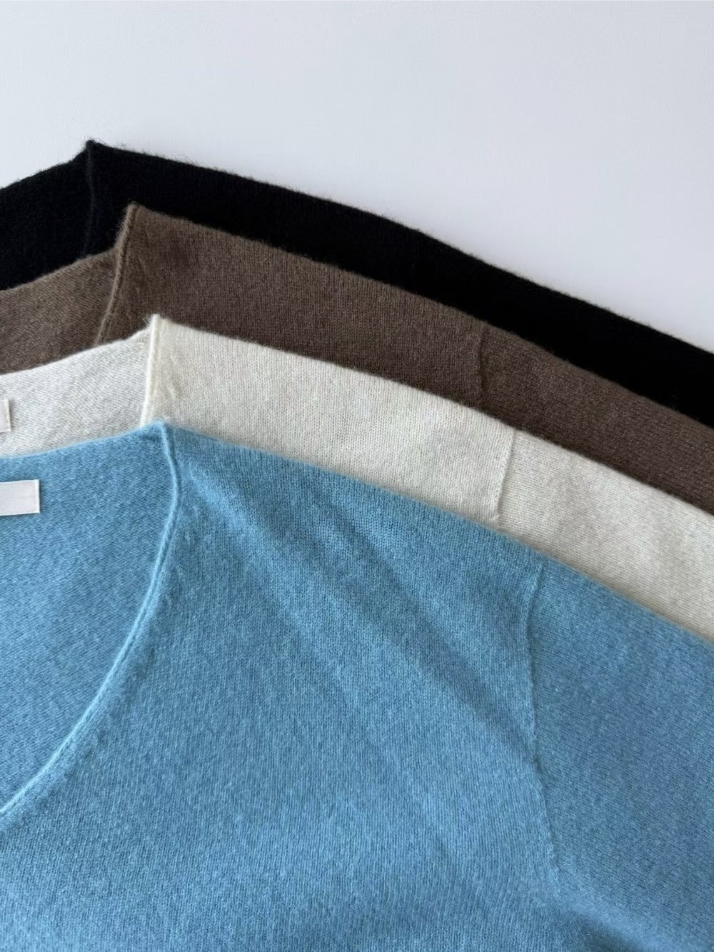 #228N699 極簡細膩，V領羊毛針織上衣 “Aqua blue - the best ”