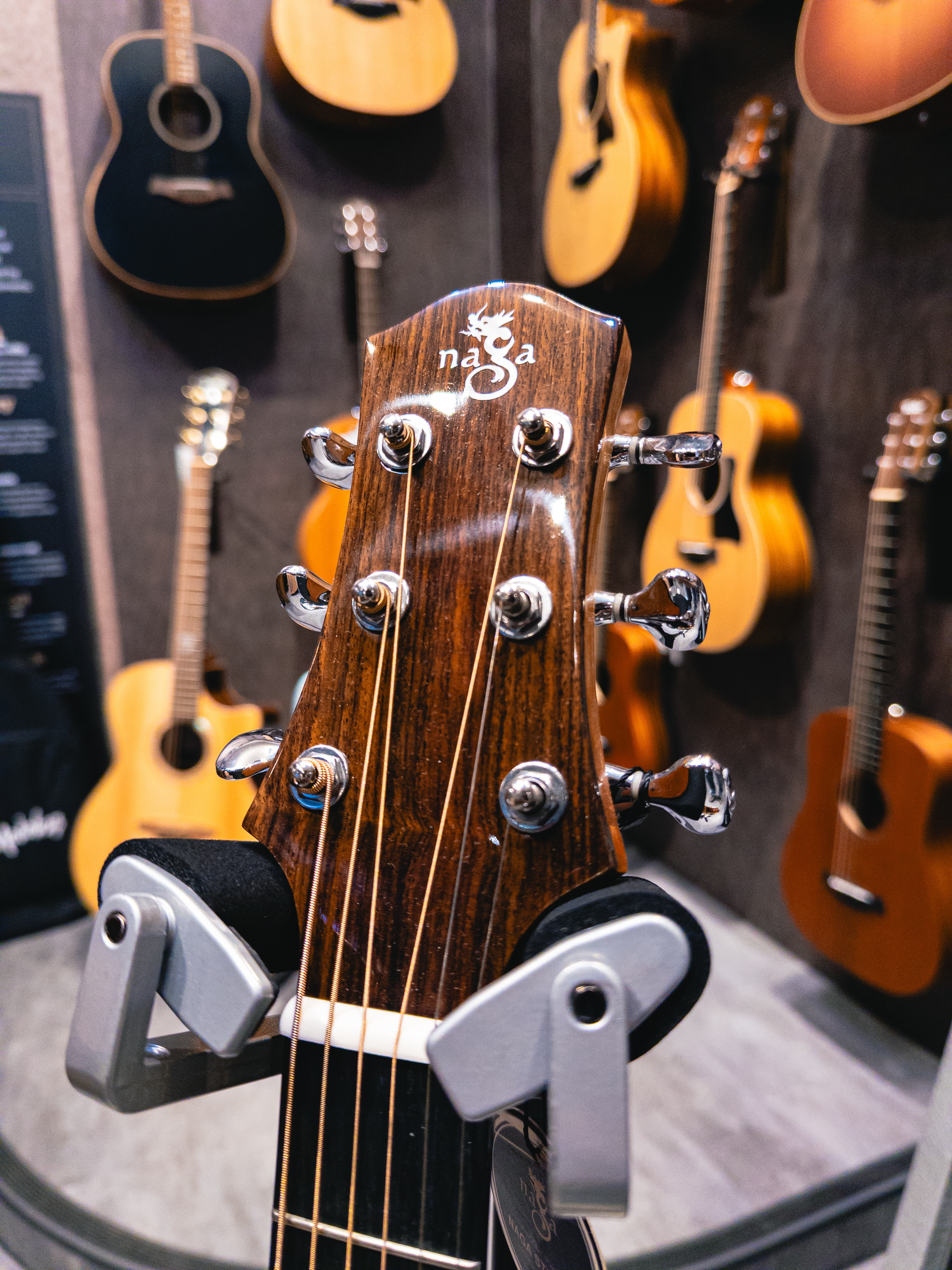 NAGA吉他 NAGA吉他 風系列 伍伍慧代言 G-08OOCBK 黑色亮光 英格曼雲杉面板/沙比利側背 面單板木吉他 40吋 OOC桶身缺角 附原廠厚琴袋 第 4 張圖片｜三峽吉他 / Bass