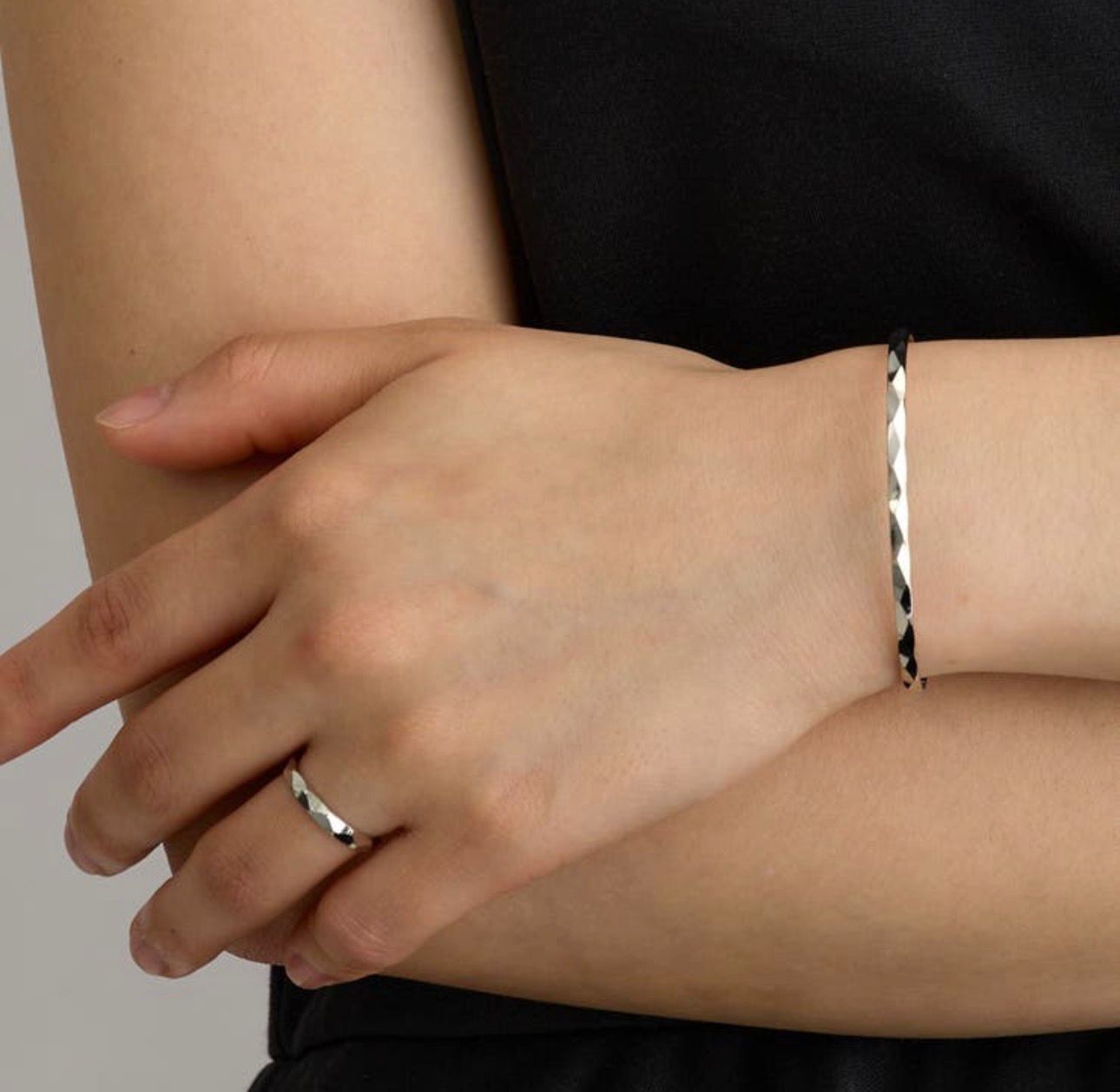 【預購】JN012910 Melody Accessory 菱格切割細版手鐲