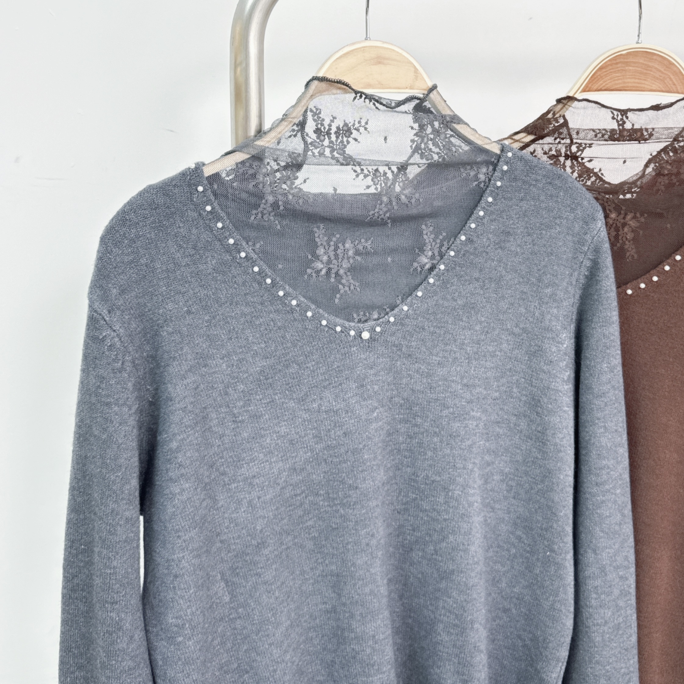 拼喱士小企領珍珠V領假兩件彈性冷衫 (D16-D20)