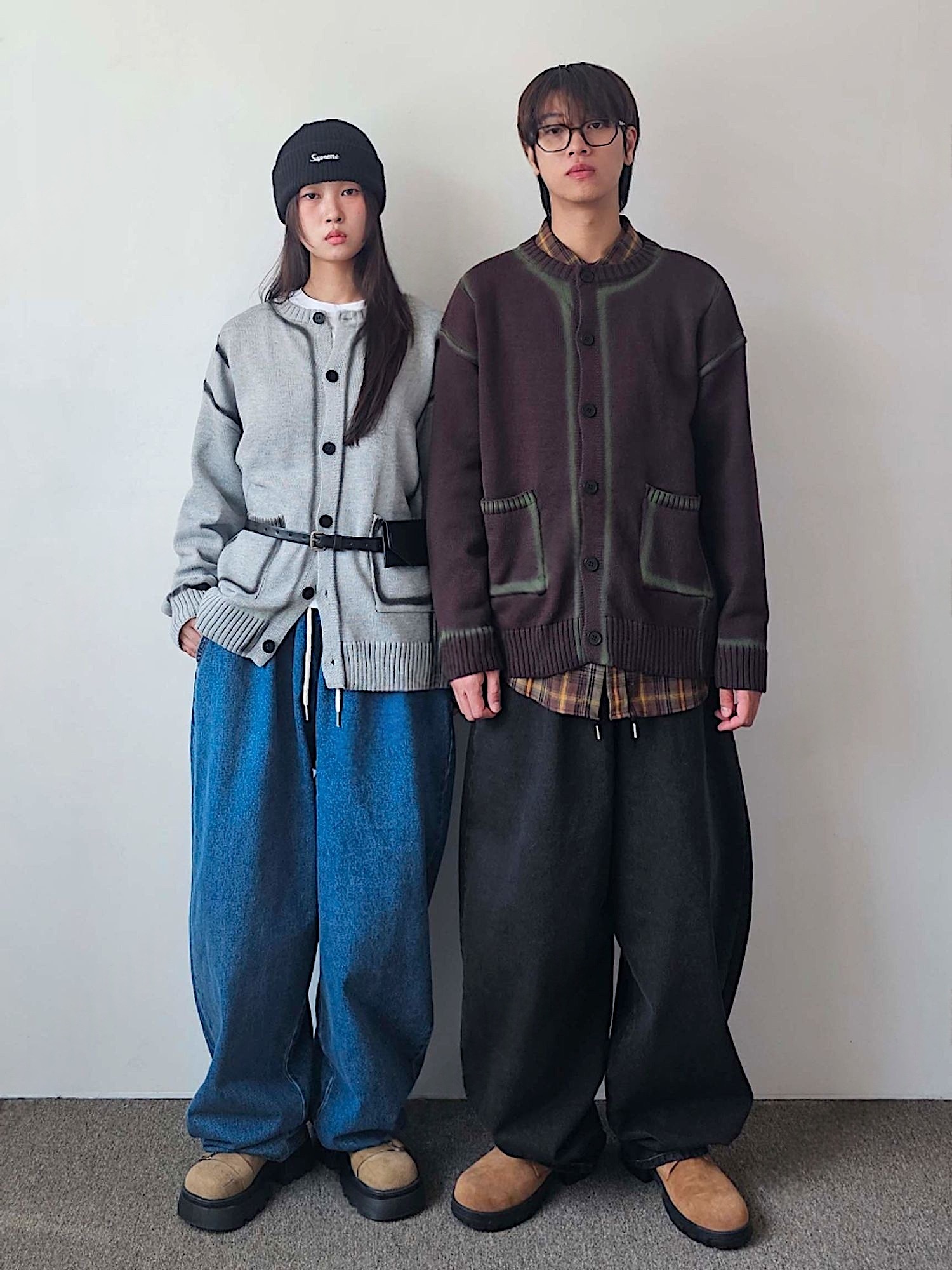 極簡線條開衫情侶裝｜韓系情侶穿搭 撞色邊線細節近拍