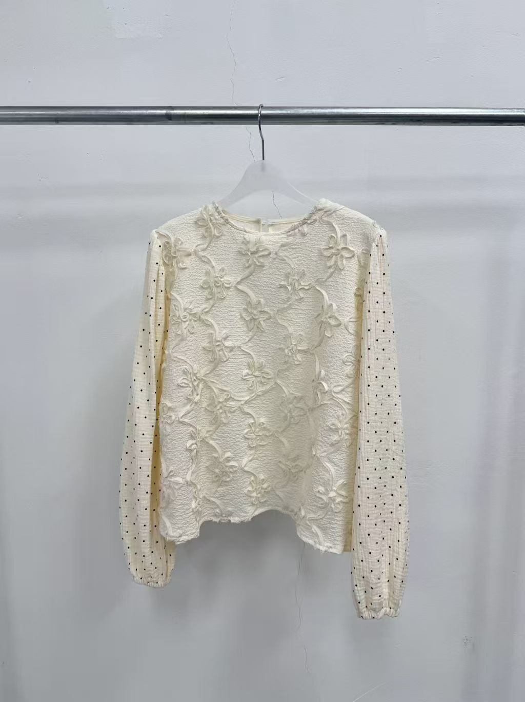 MS5410 立體花紋波點袖上衣 - 米白