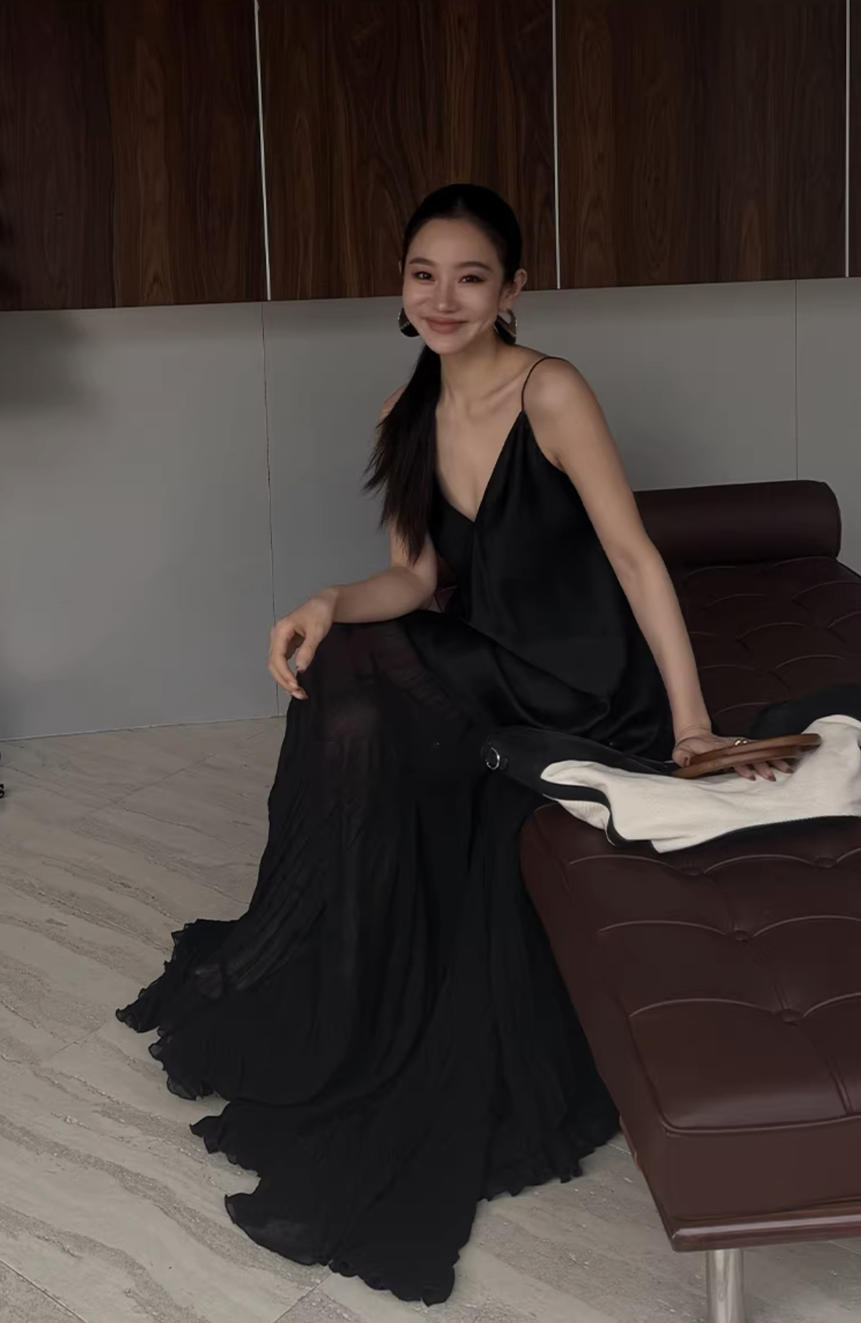 經典黑光澤感美背細肩帶背心上衣-F (Elegant & Love)