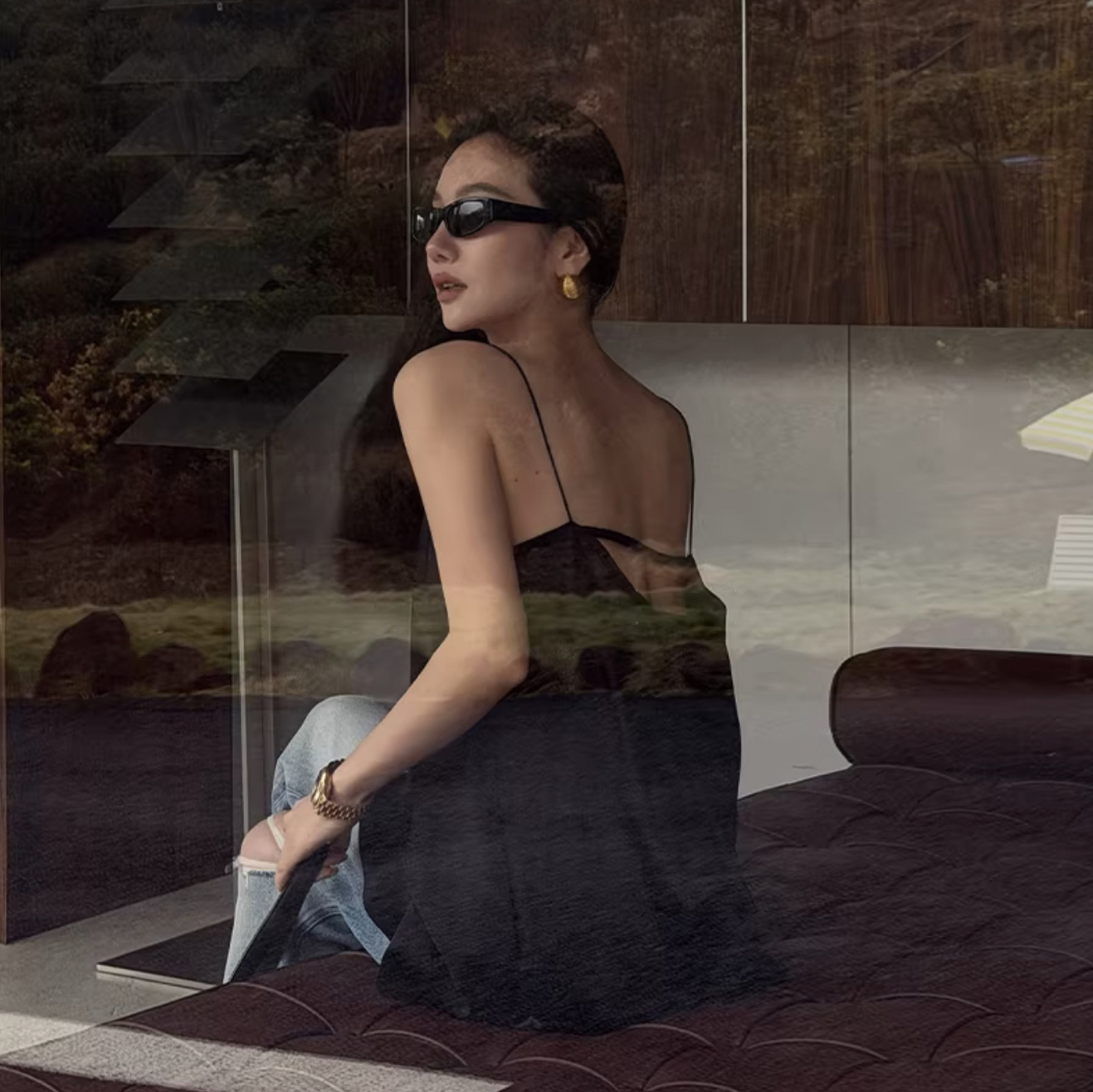 經典黑光澤感美背細肩帶背心上衣-F (Elegant & Love)