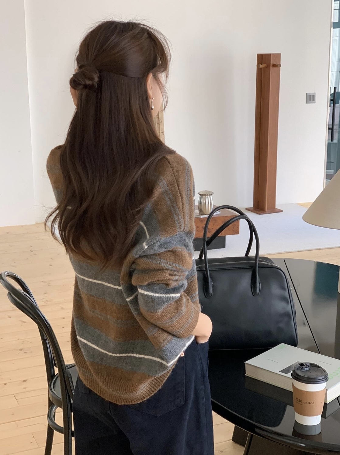 #228N700 咖啡焦糖，寬條紋Polo針織毛衣 “季末最後機會”