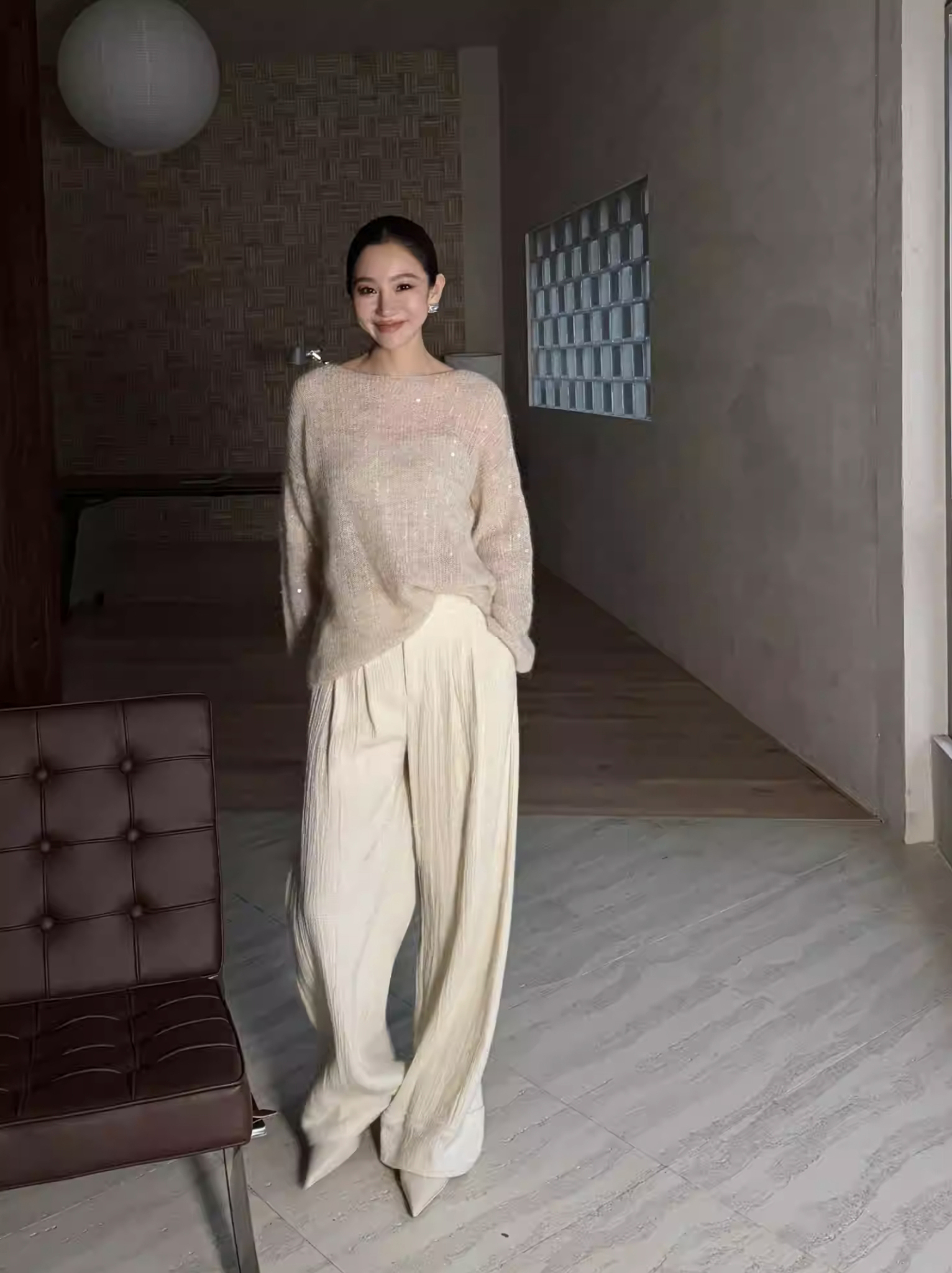 奶油白打褶造型織紋感落地直筒褲-S-L  (Elegant & Love)