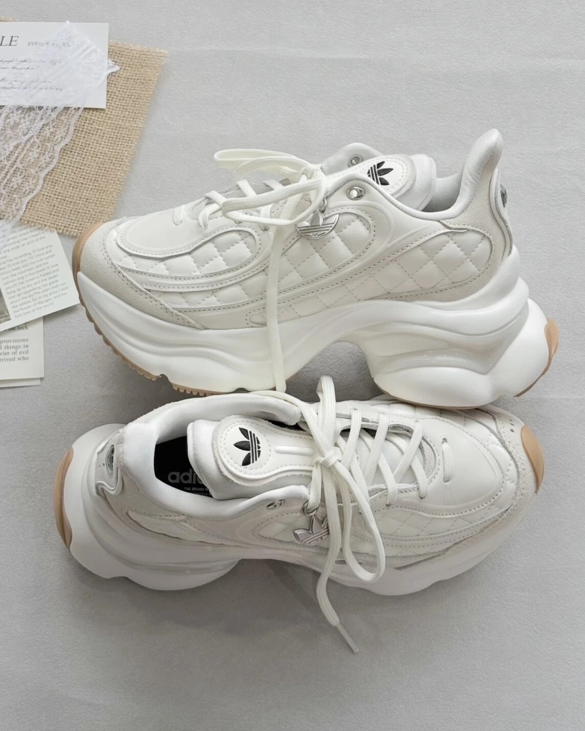 iSNEAKERS｜Adidas Ozvenuz 浮蝶鞋 奶油 白小香風 菱格紋厚底 老爹鞋 HQ2643