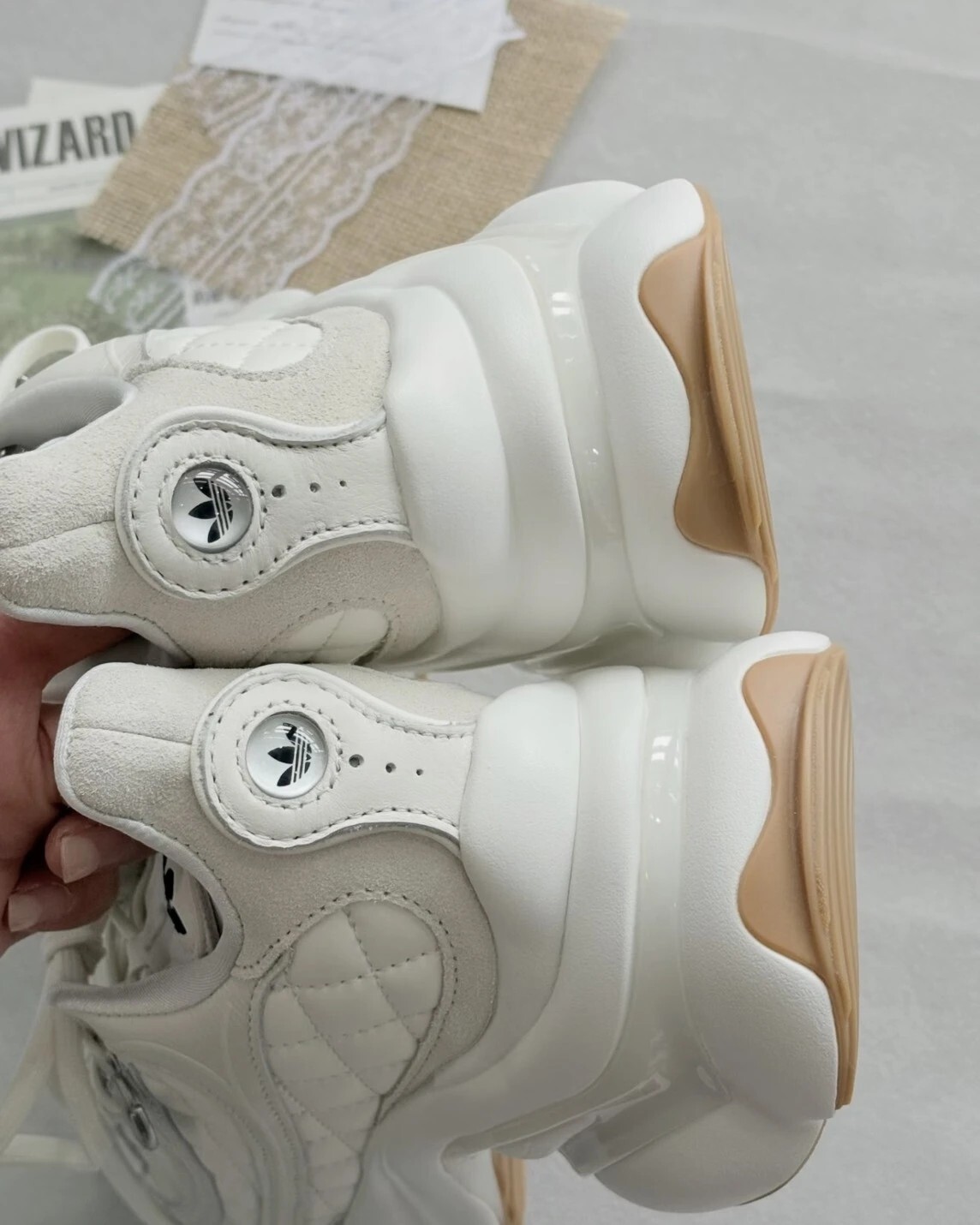 iSNEAKERS｜Adidas Ozvenuz 浮蝶鞋 奶油 白小香風 菱格紋厚底 老爹鞋 HQ2643