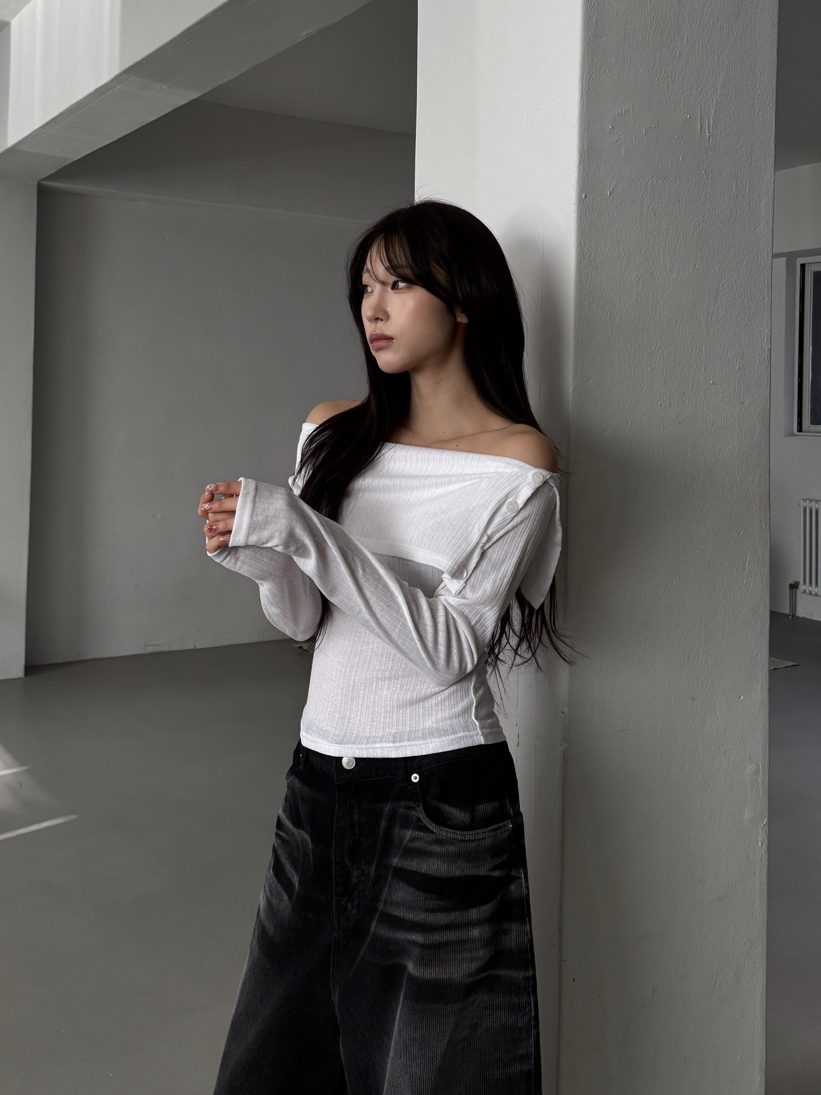 側鈕扣 一字領露肩針織長袖